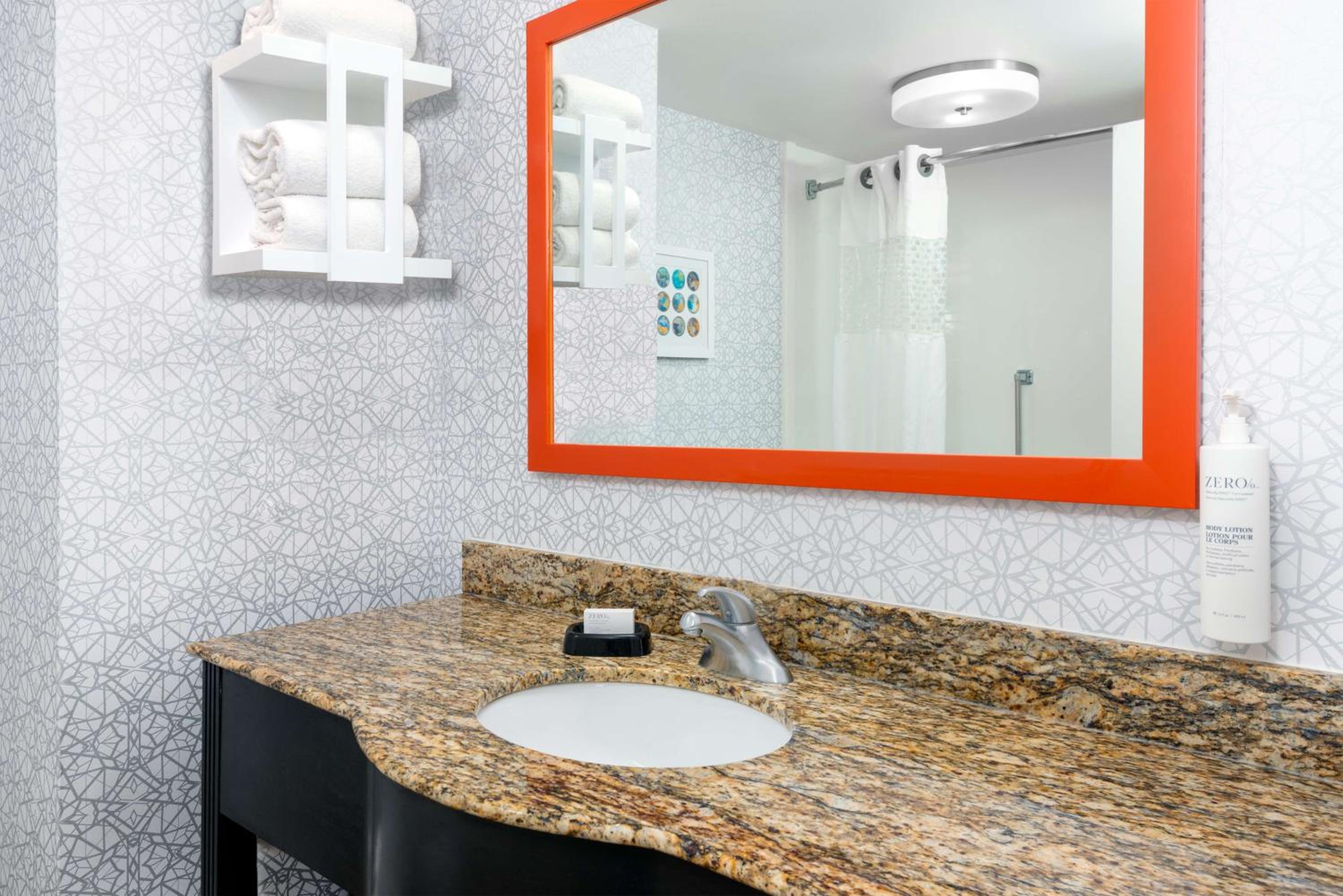 King Room with Shower - Non-Smoking - Photo 4