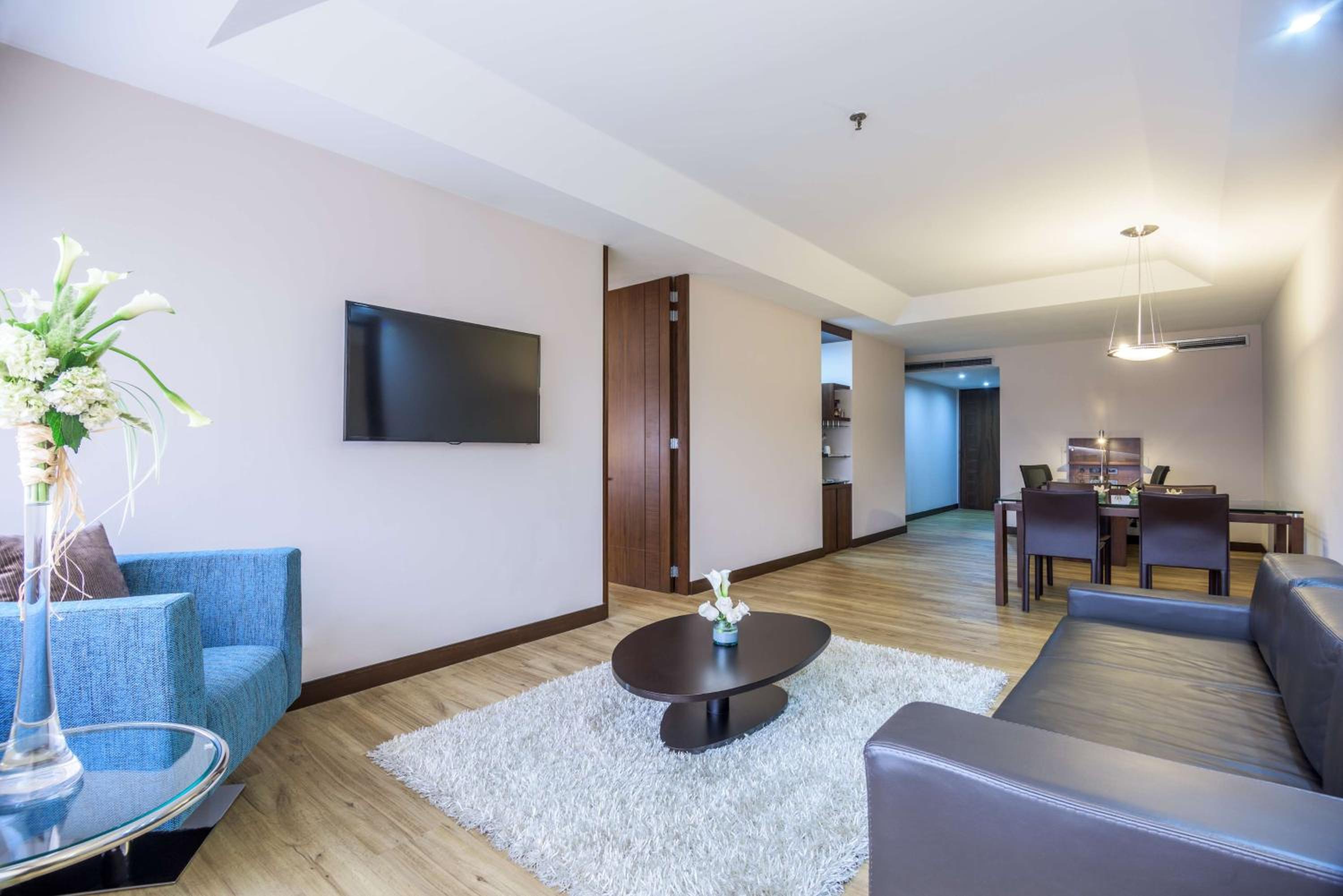 Suite - Photo 1