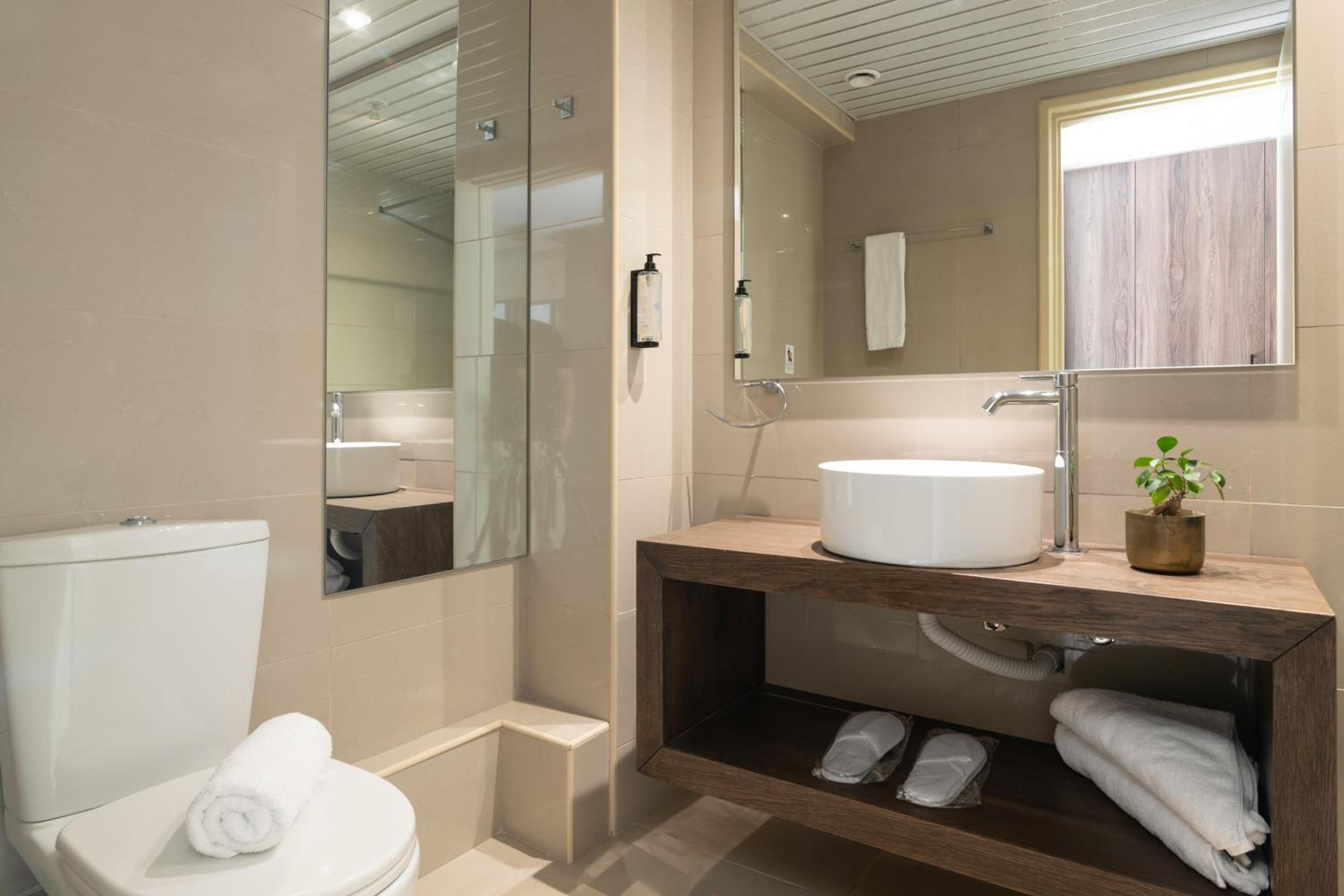 Premium One Bedroom Suite - Photo 11