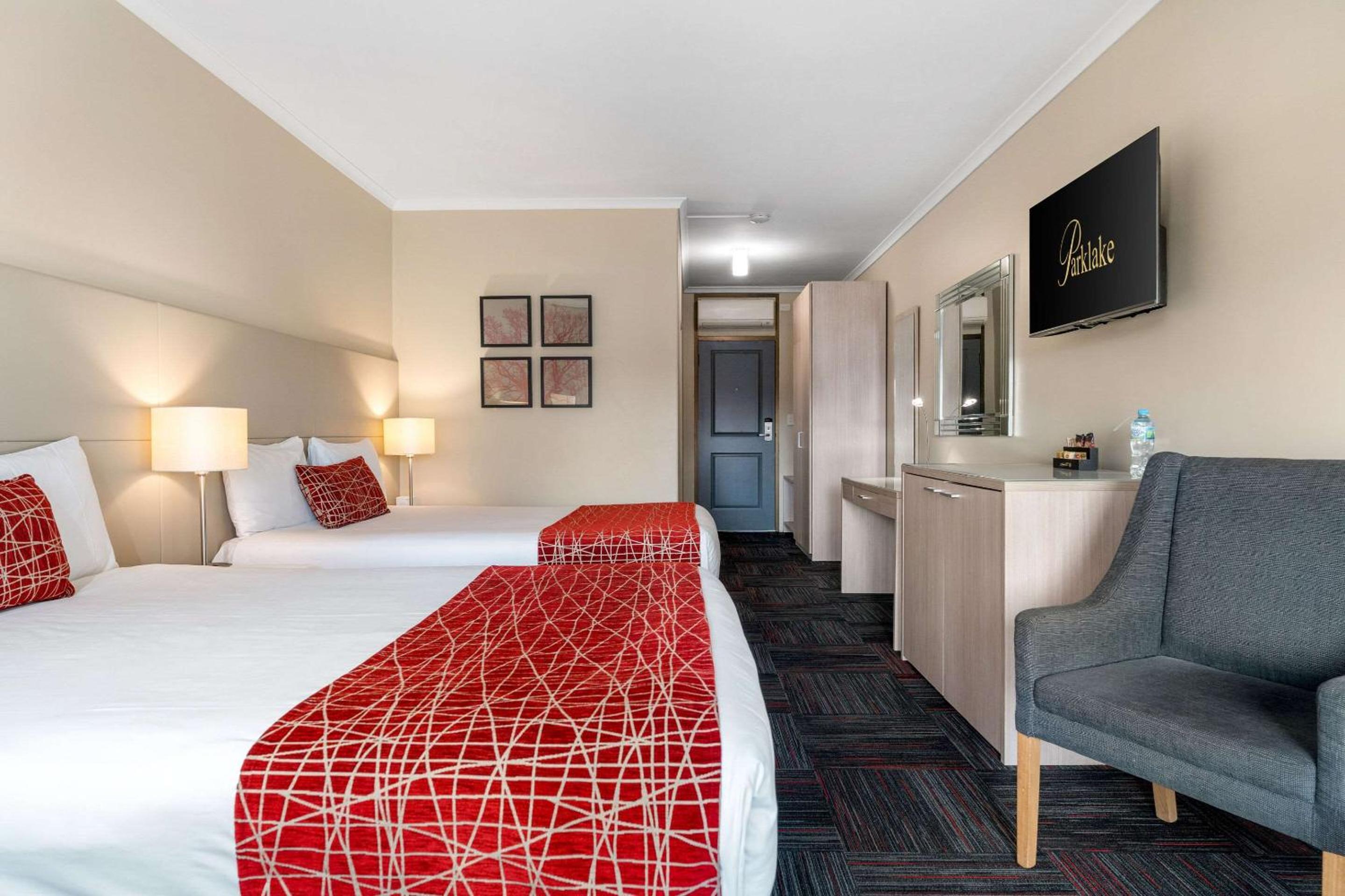 Queen Room with Two Queen Beds - Non-Smoking - Photo 2