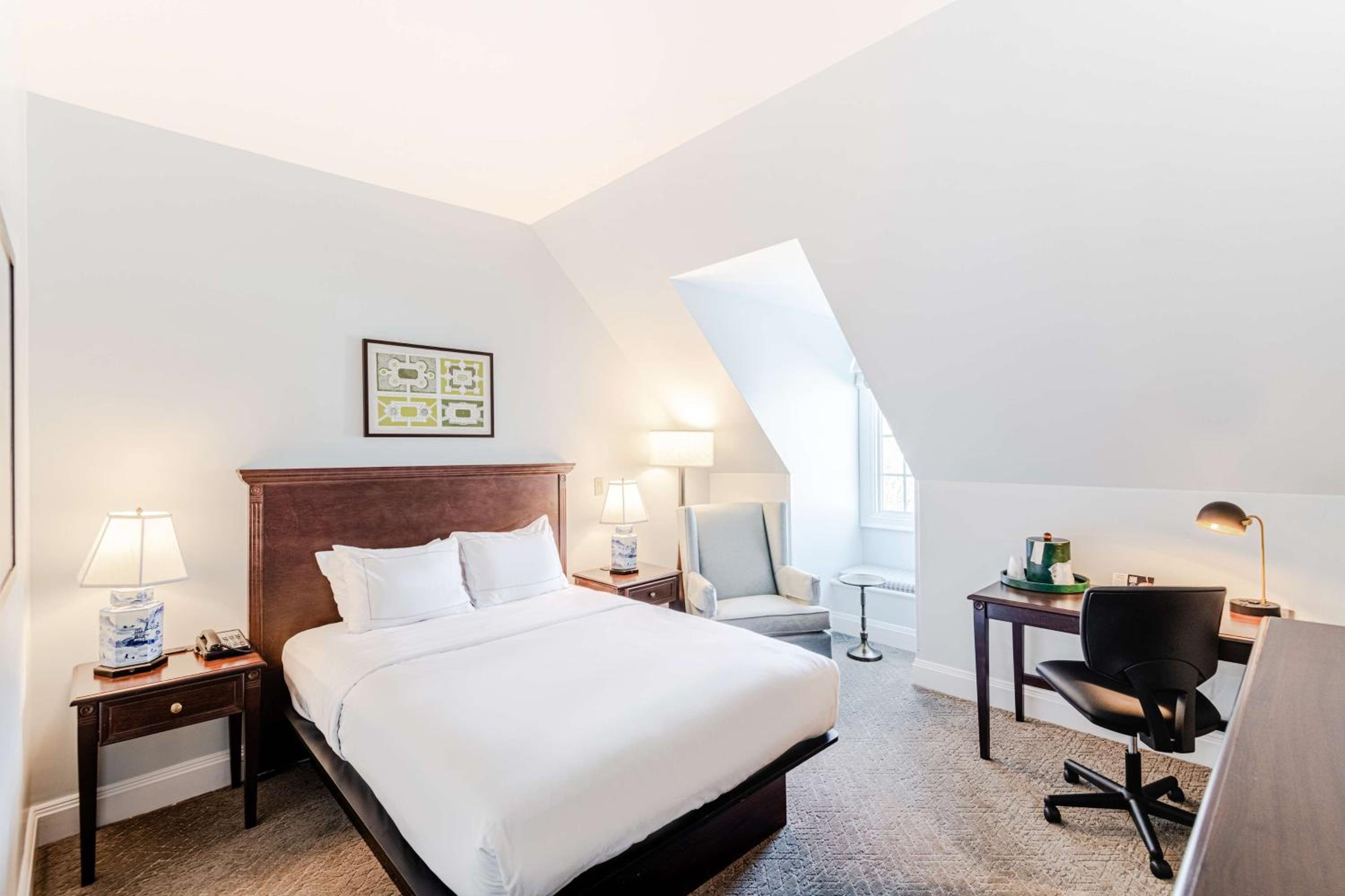 Deluxe Queen Room - Photo 1