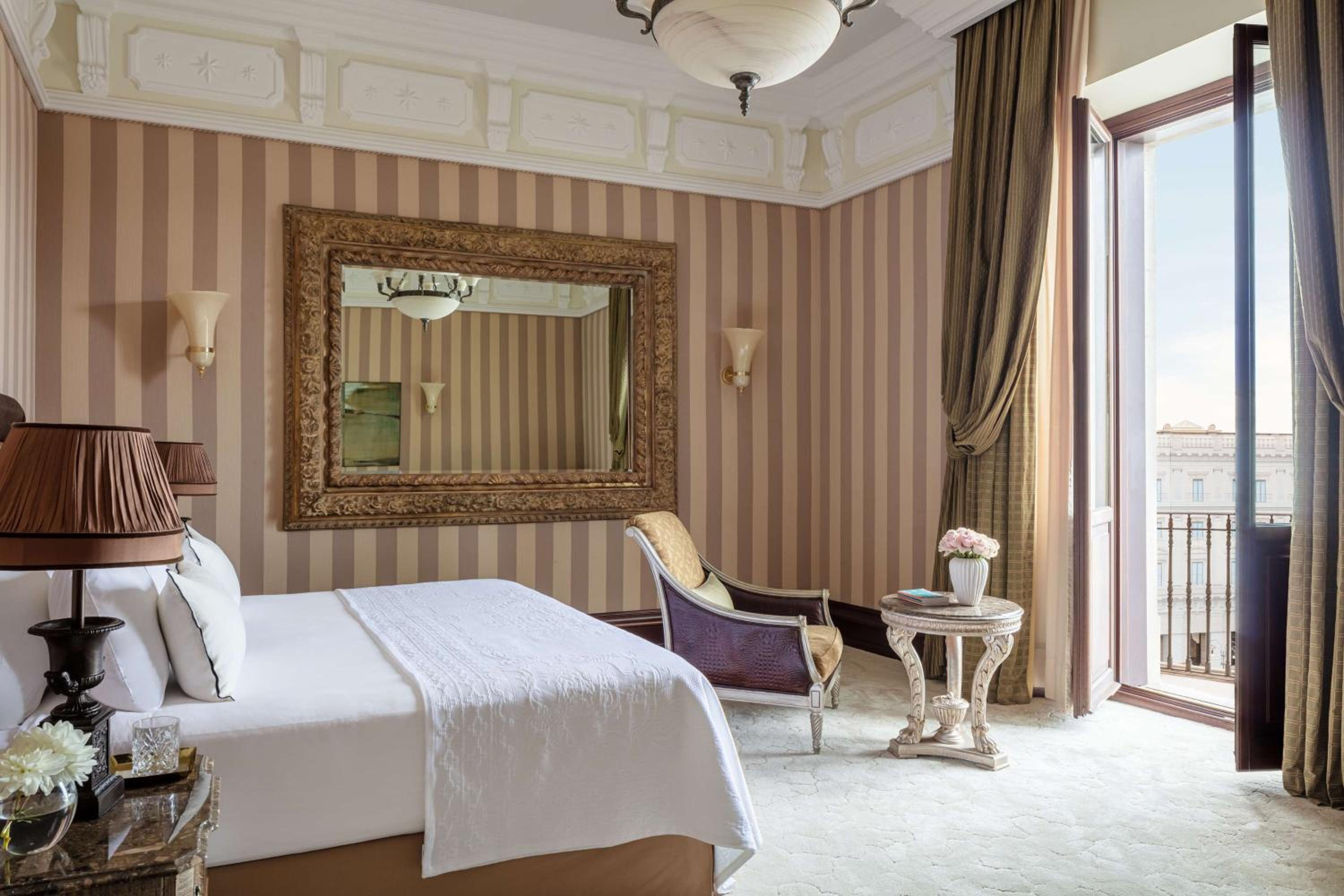 Junior Suite Piazza View thumbnail 6