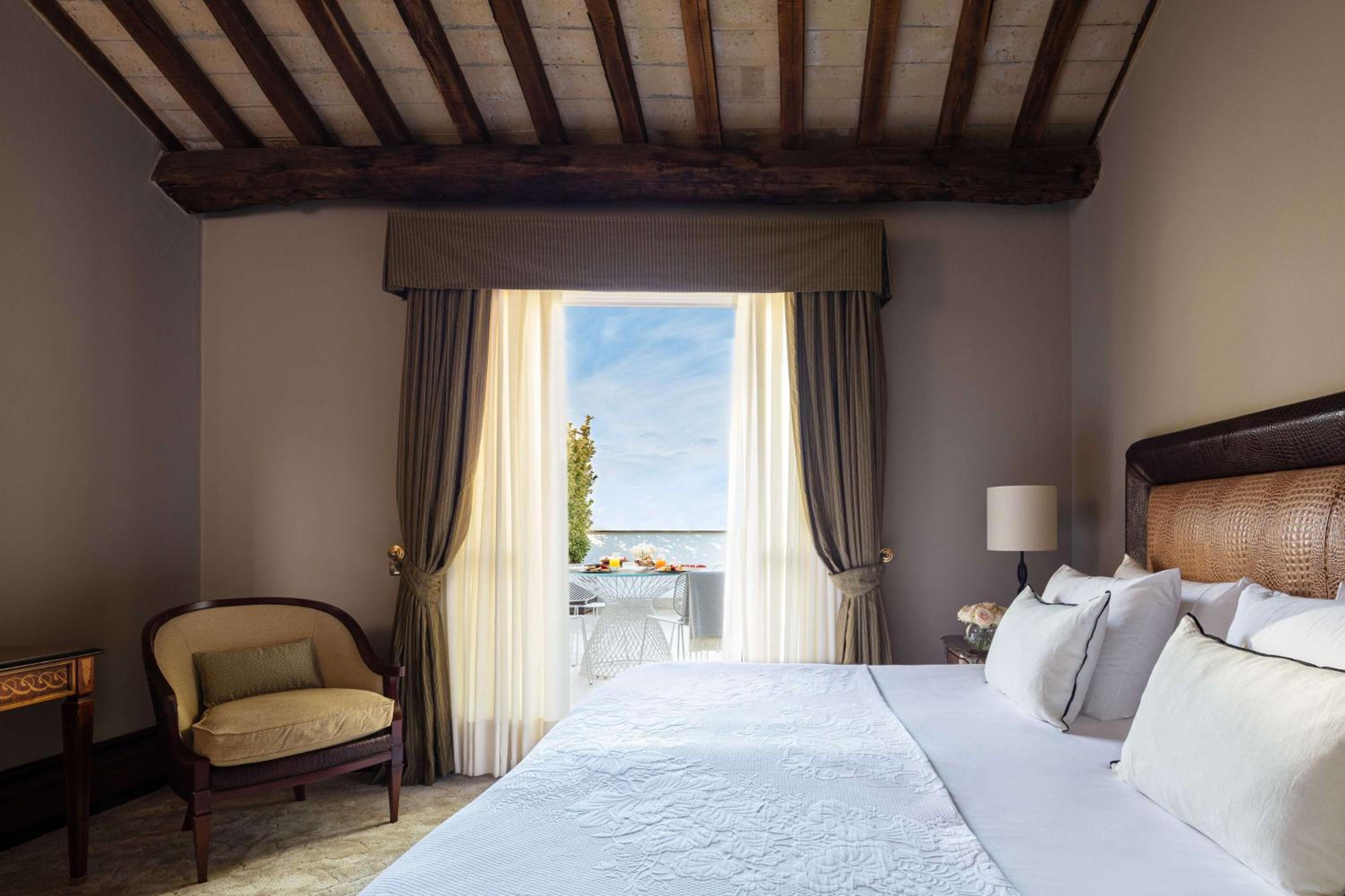 Premium Room with Terrace thumbnail 5