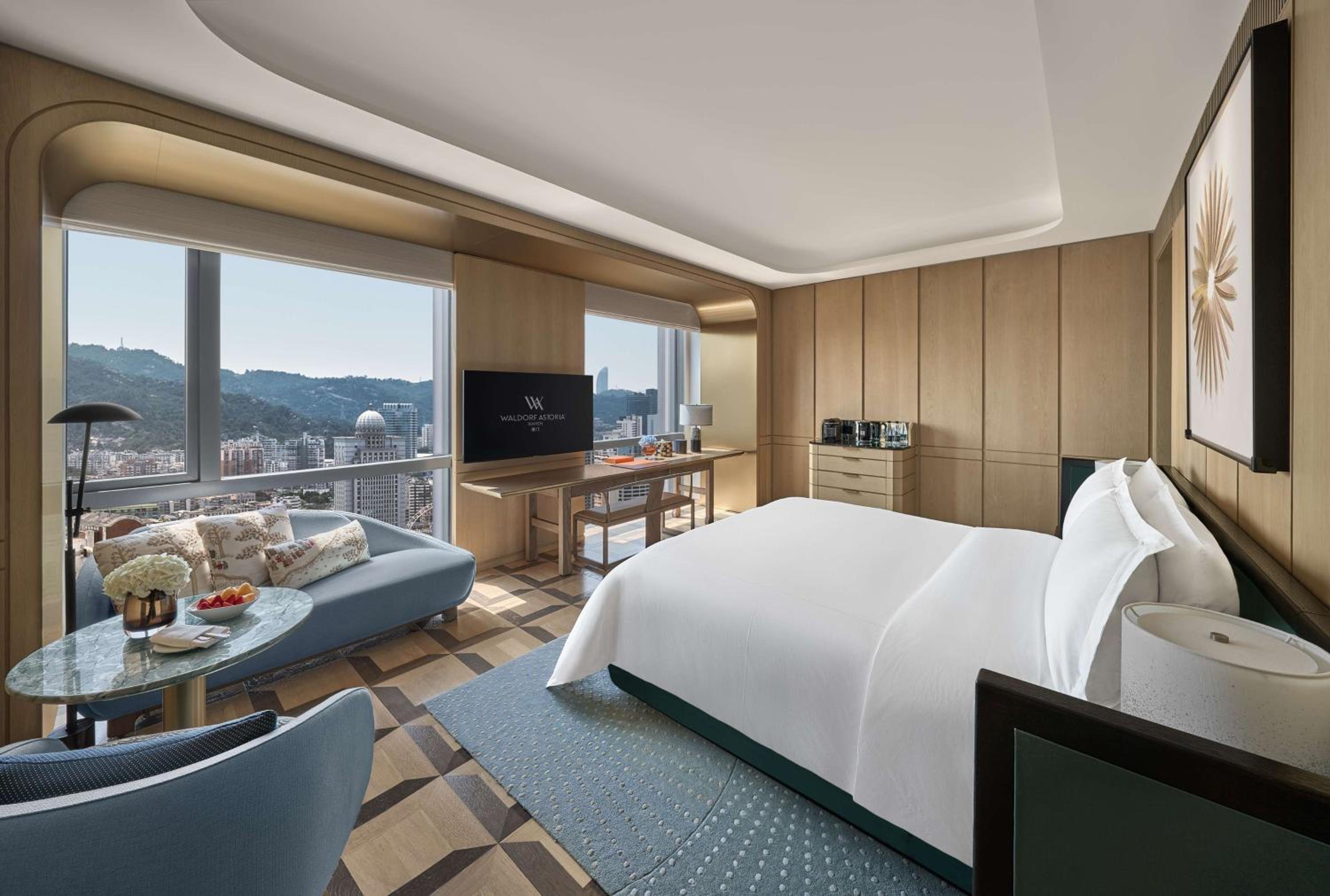 Grand Deluxe King Room - Photo 2