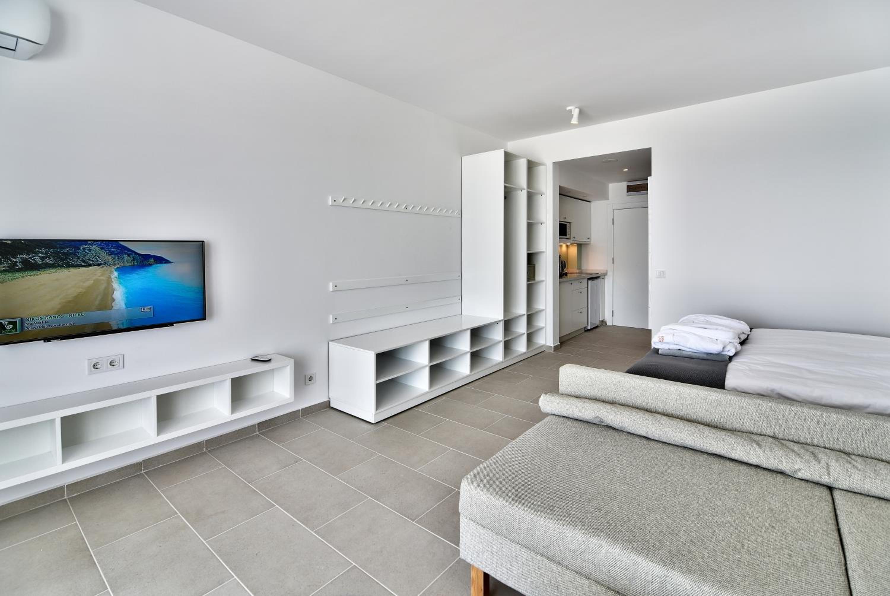 Studio with Private Pool (2 Adults + 1 Child) - Photo 6