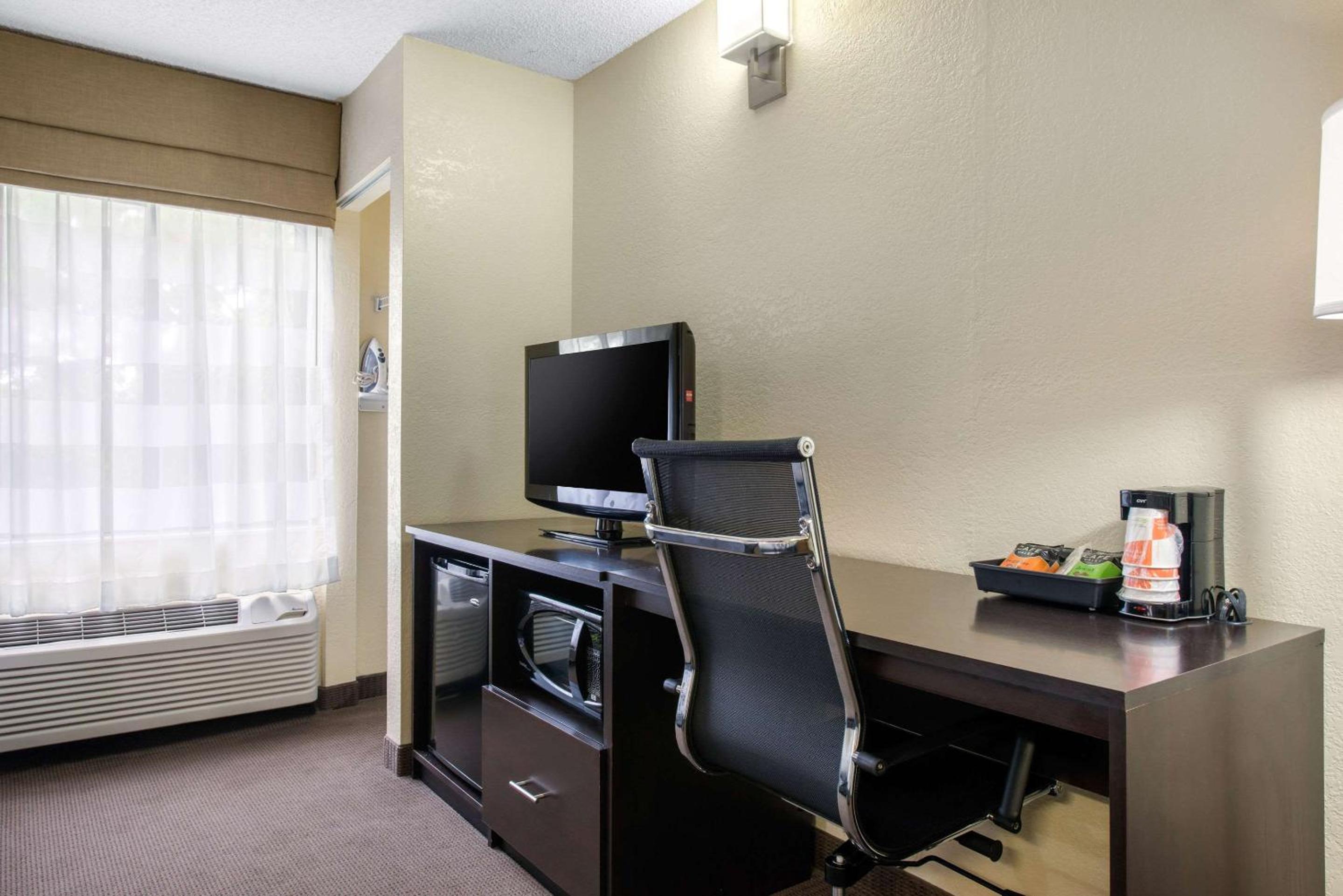 Standard Double Room with Two Double Beds - Non-Smoking - Photo 2