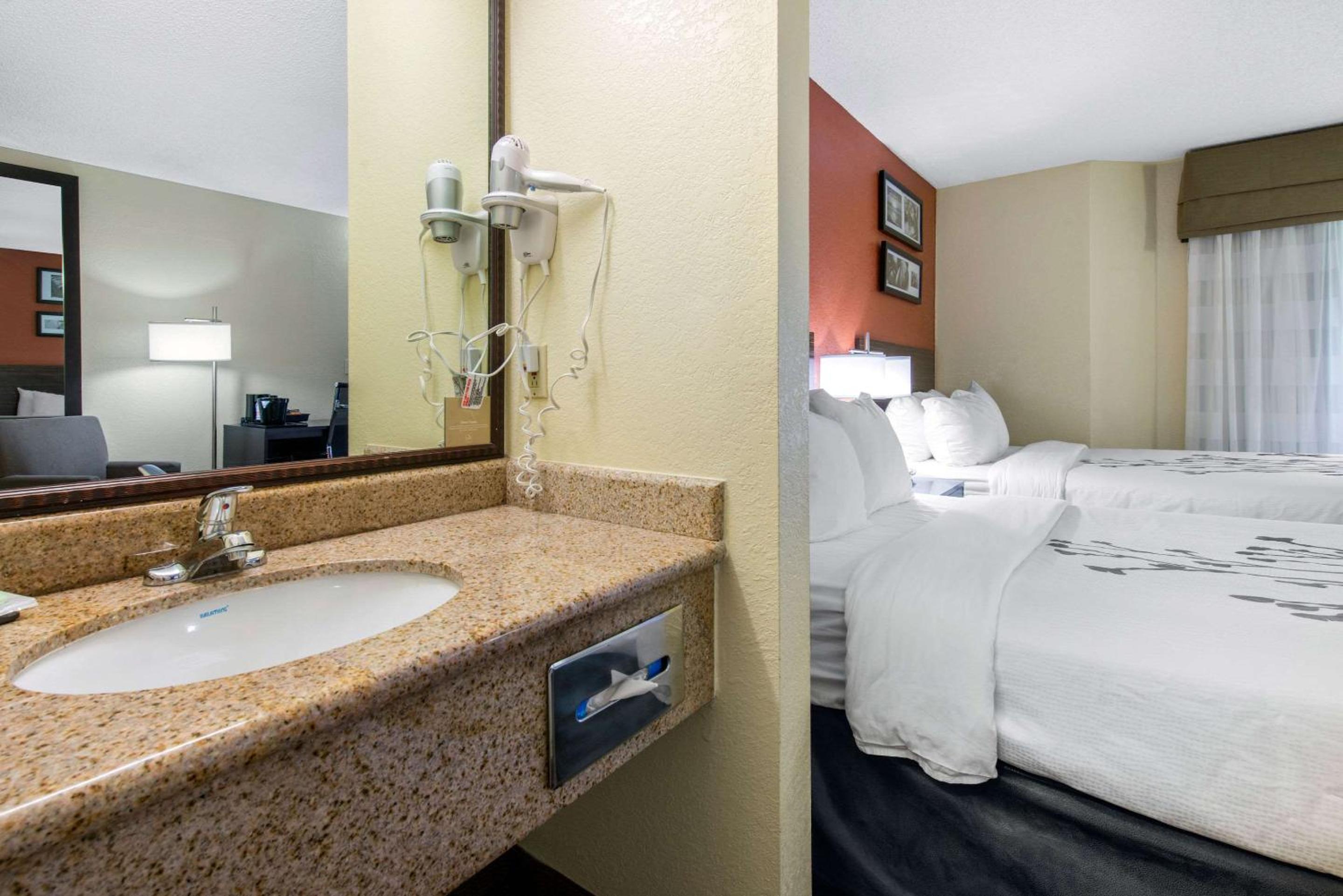 Standard Double Room with Two Double Beds - Non-Smoking - Photo 3