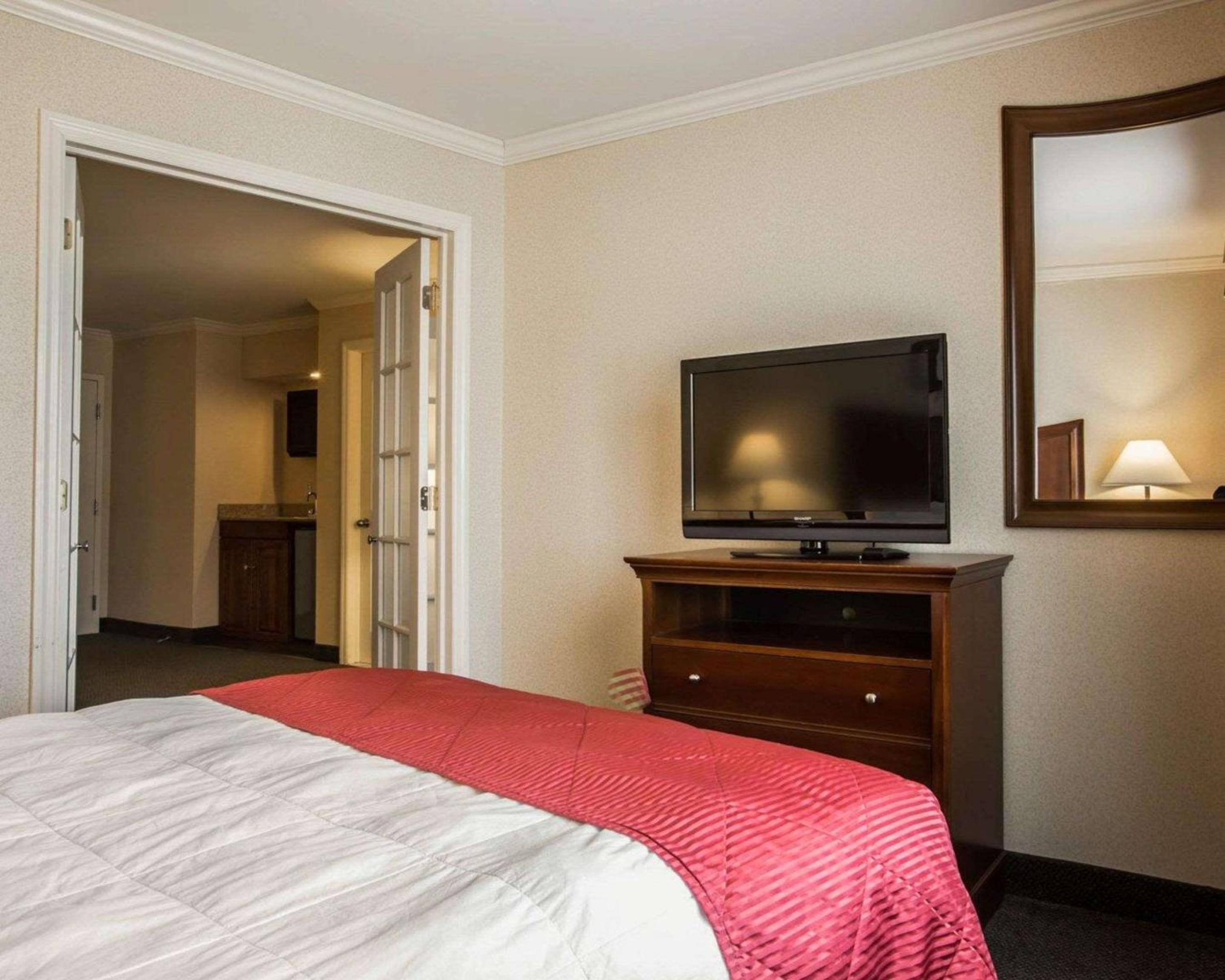 Suite with King and Queen Bed - Large photo 3