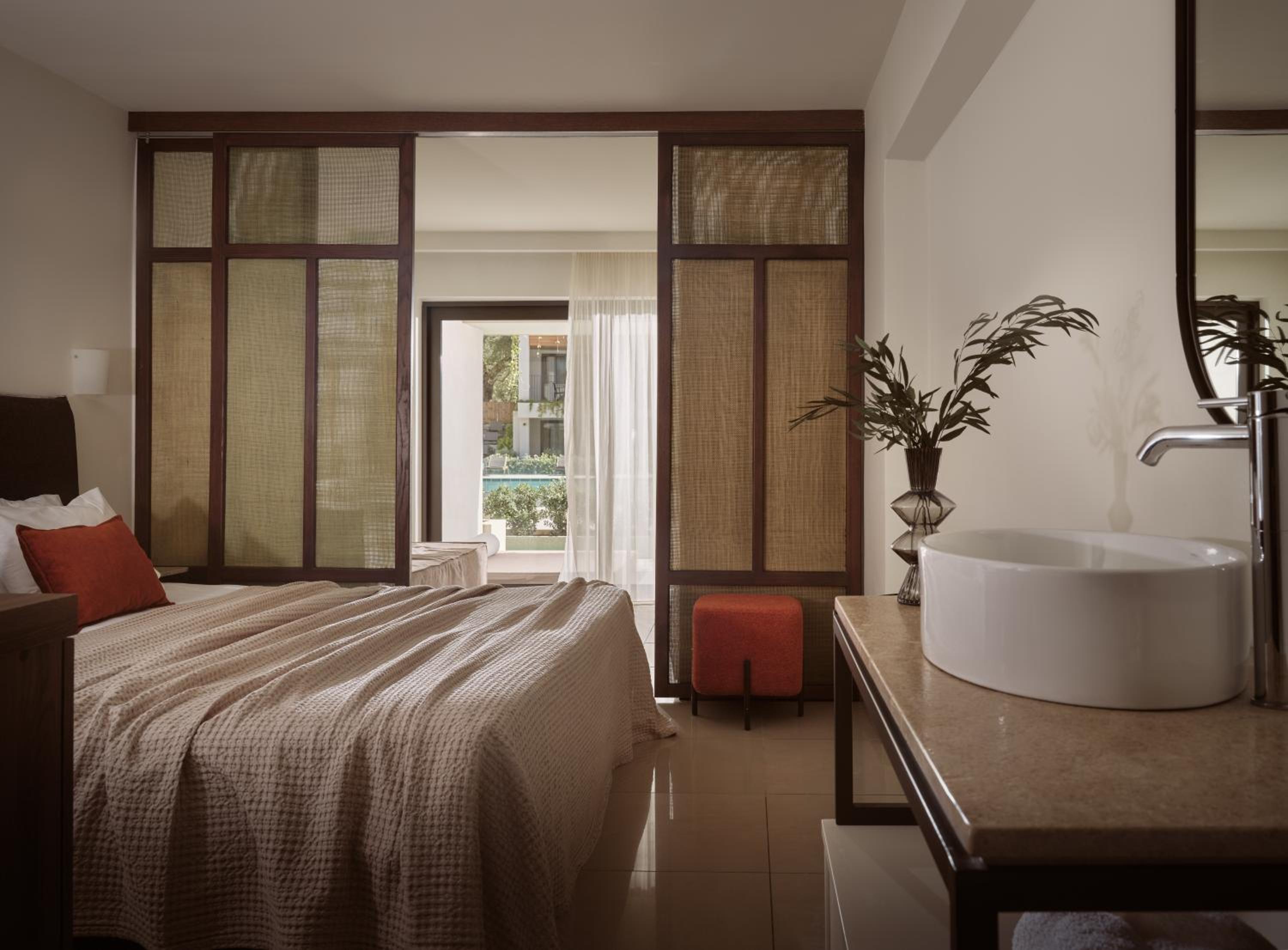 Deluxe One Bedroom Suite with Sharing Pool - Photo 5
