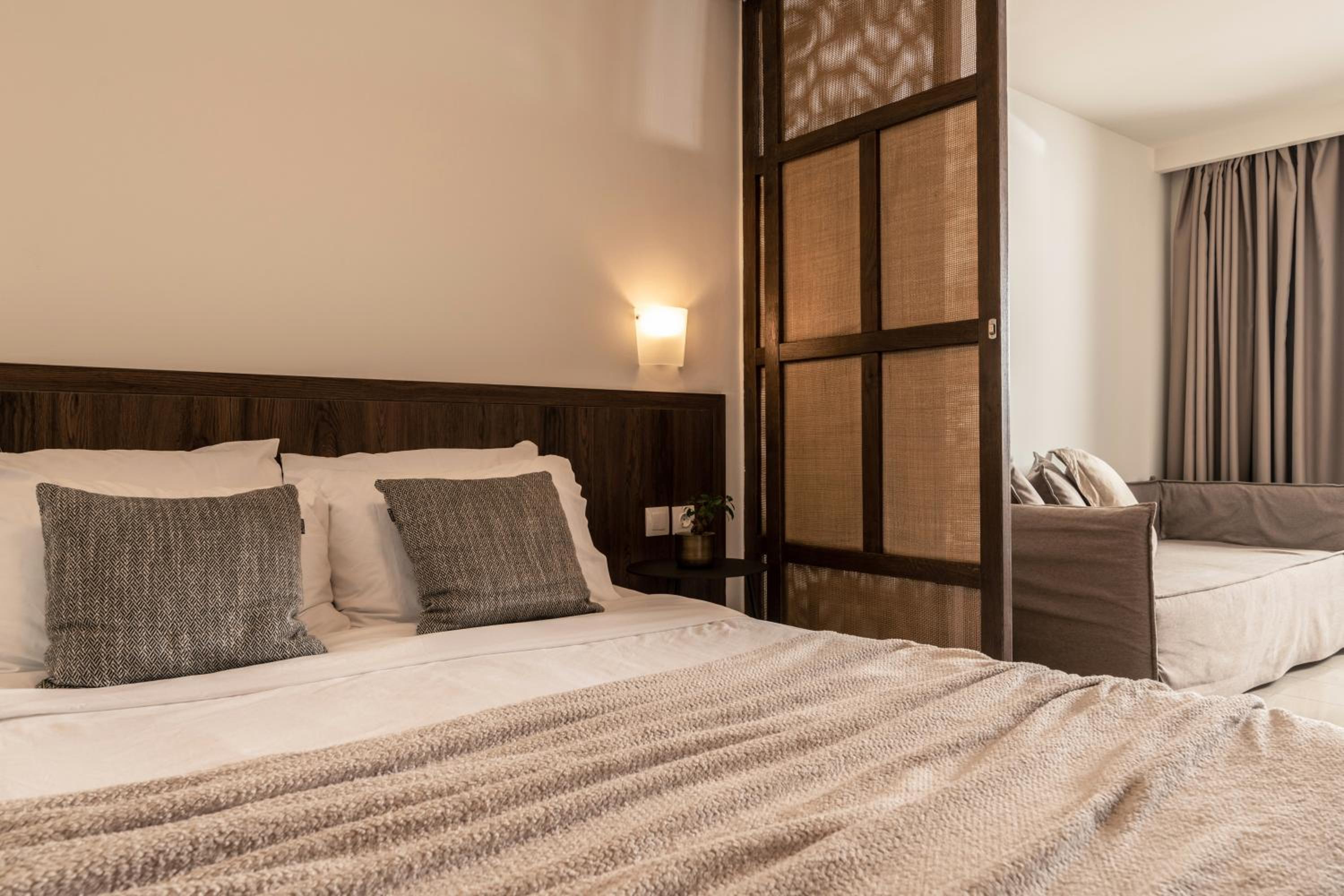 Deluxe One Bedroom Suite with Sharing Pool - Photo 7