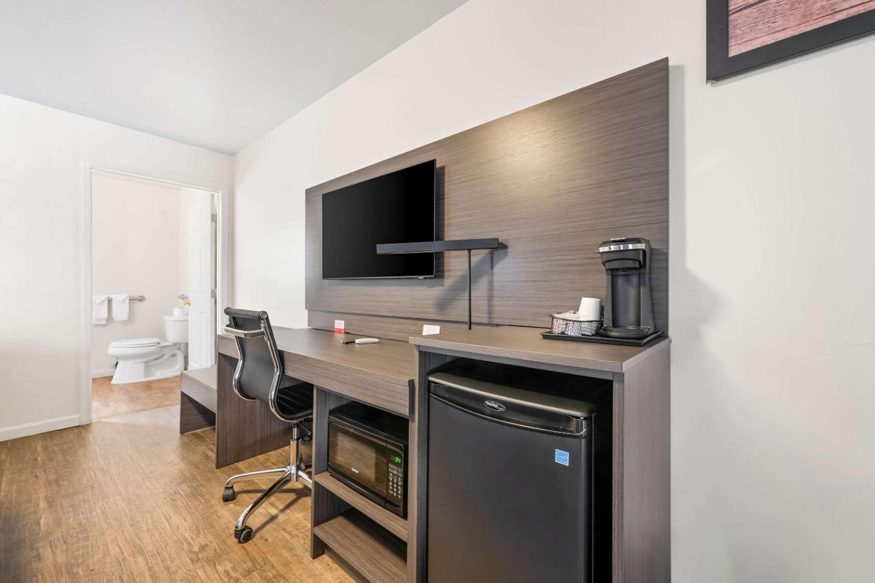 Efficiency King Suite - Non-Smoking