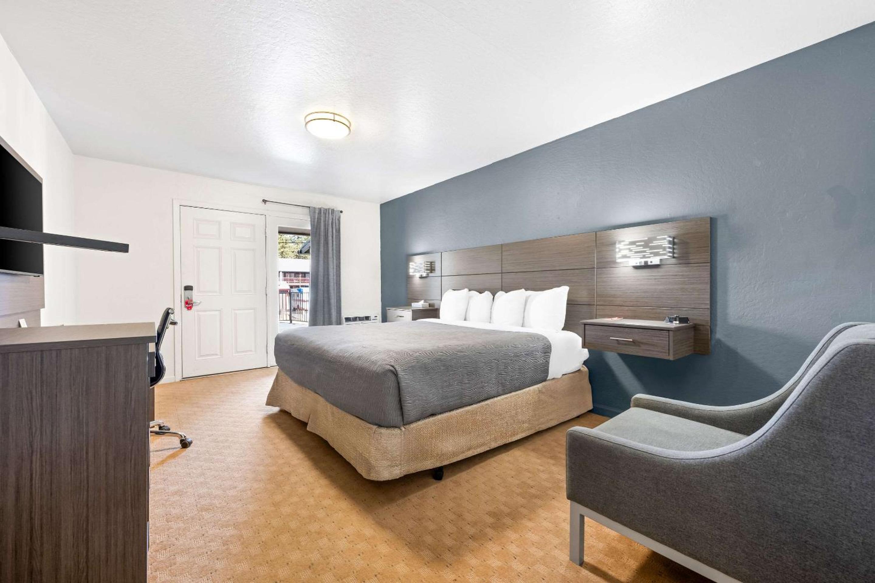 King Suite with Kitchenette - Non-Smoking