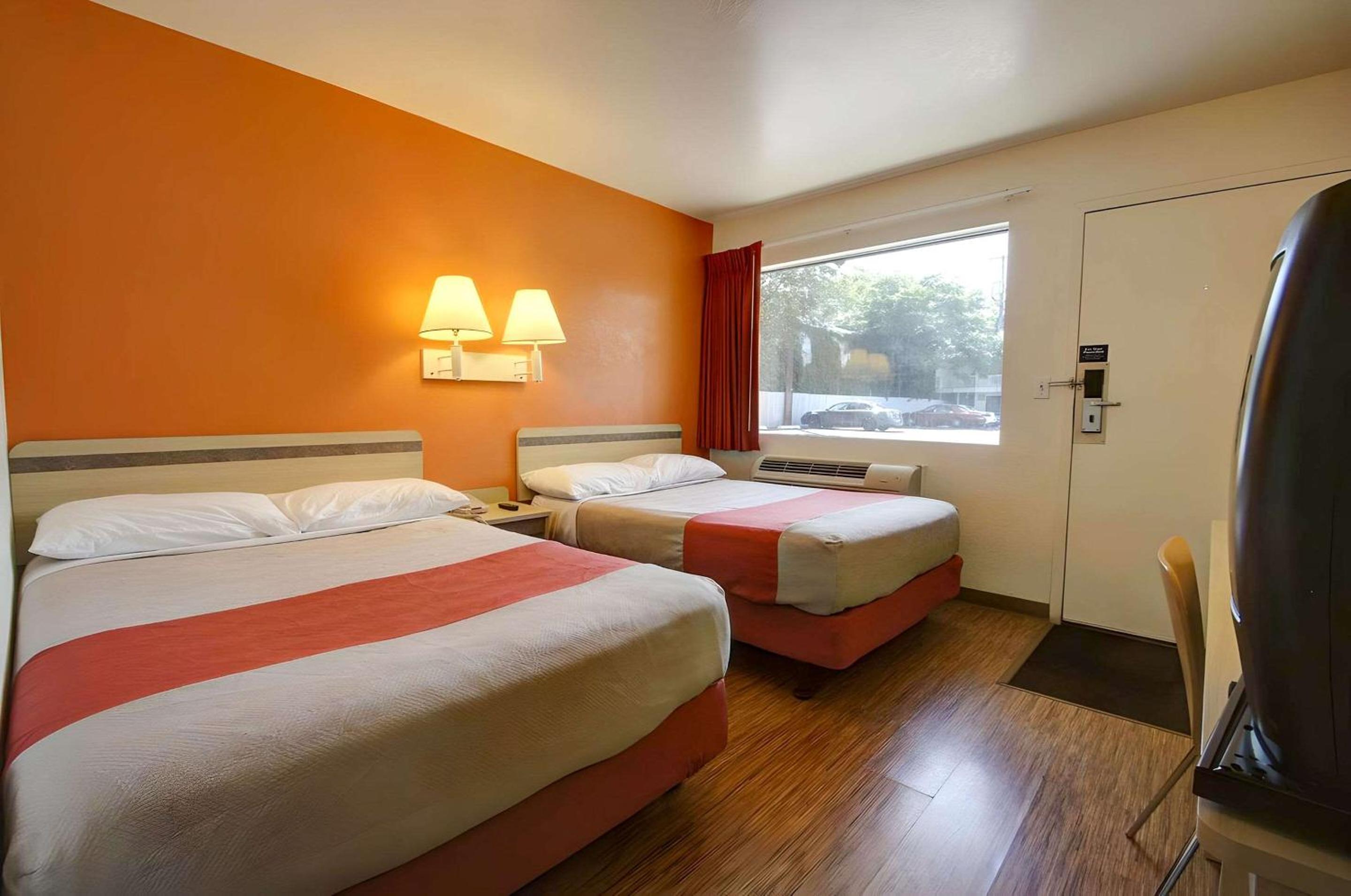 Quadruple Room With Two Queen Beds - Non Smoking photo 1