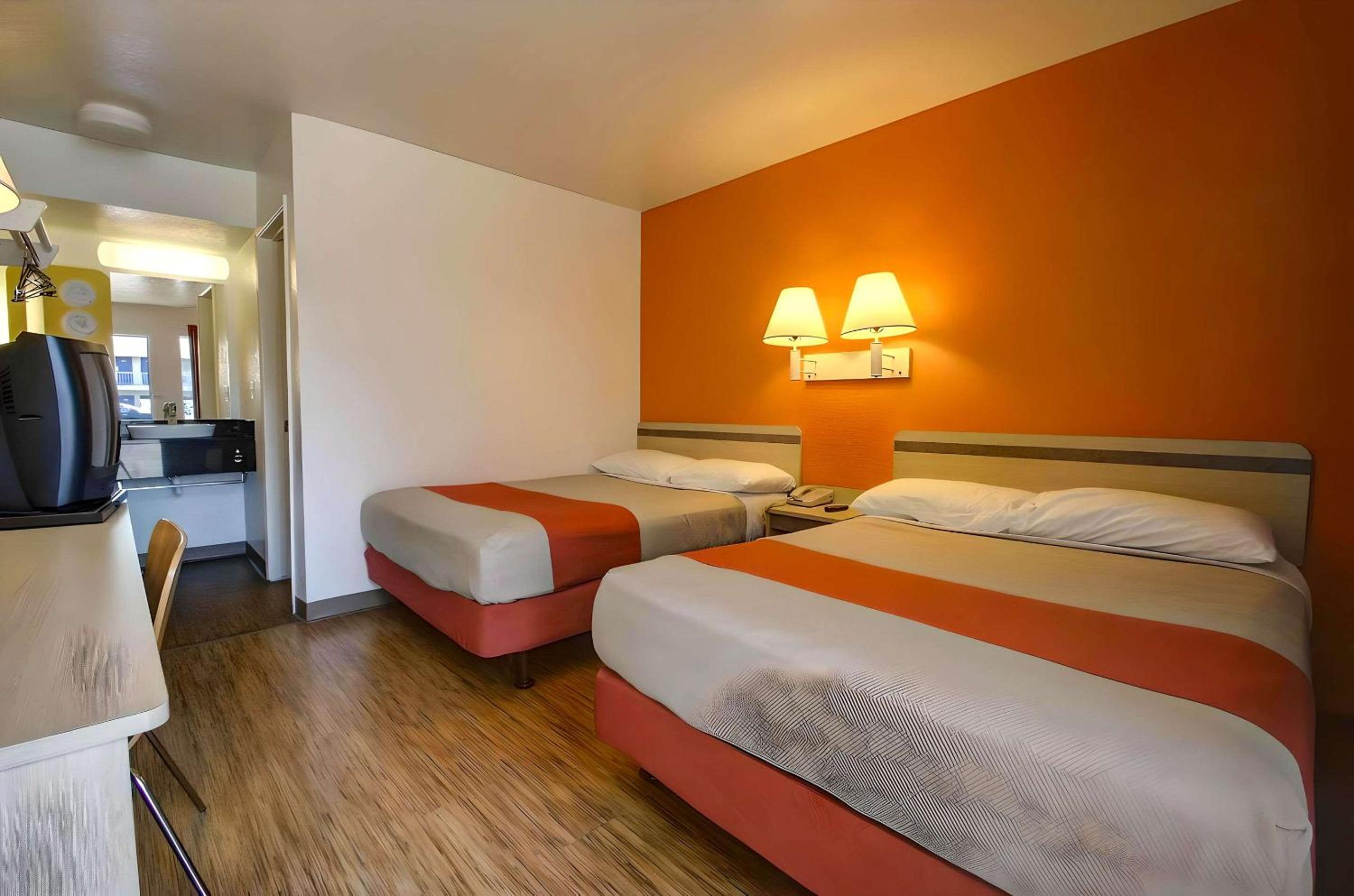 Quadruple Room With Two Queen Beds - Non Smoking photo 2