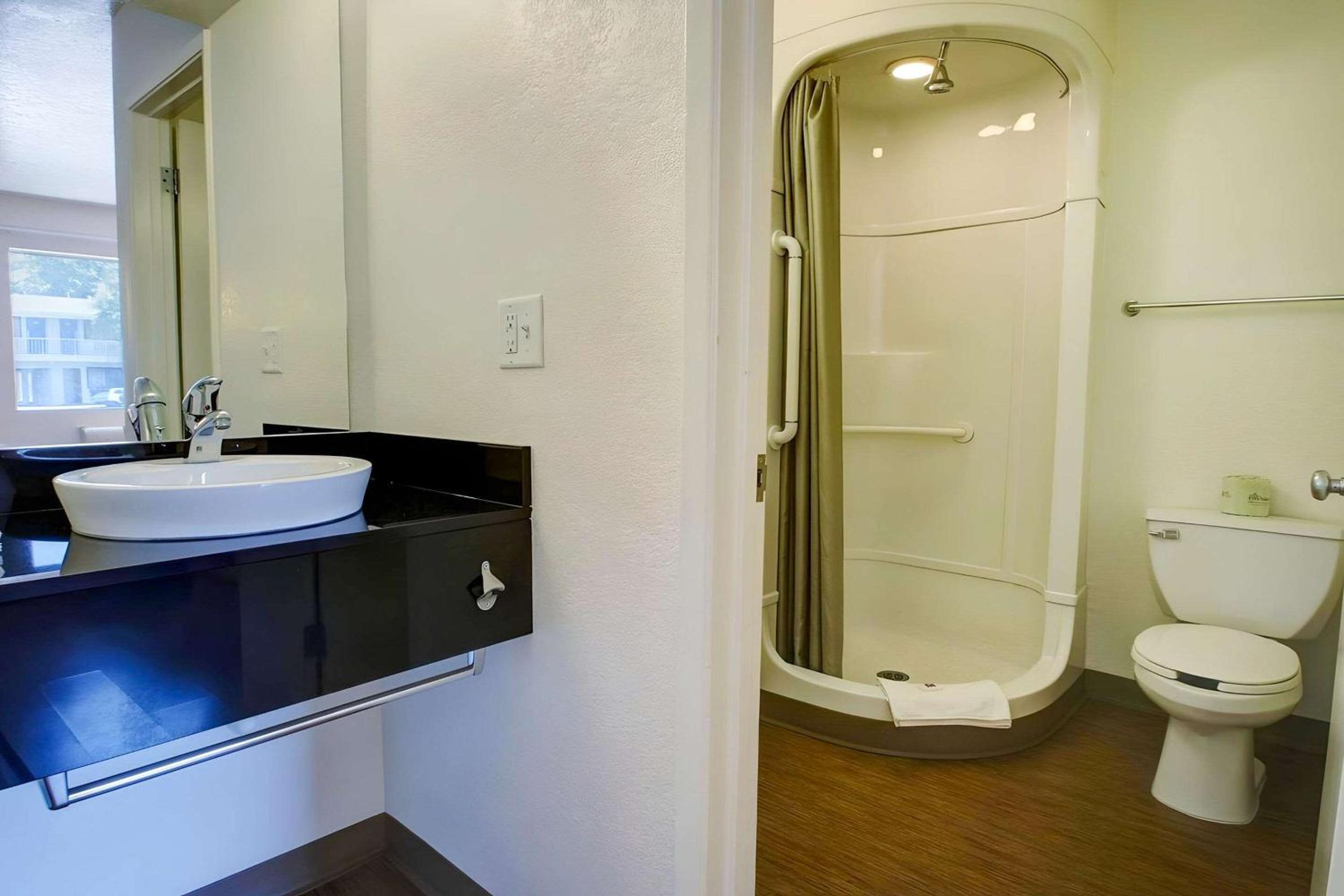 Queen Room - Disability Access/Non Smoking photo 2