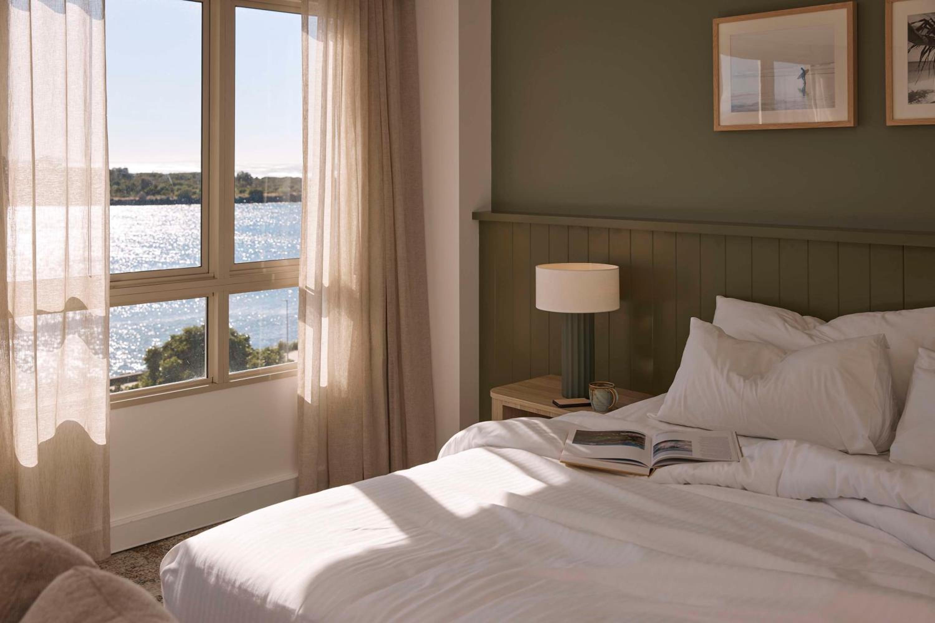 Superior King Room with River View - Photo 4