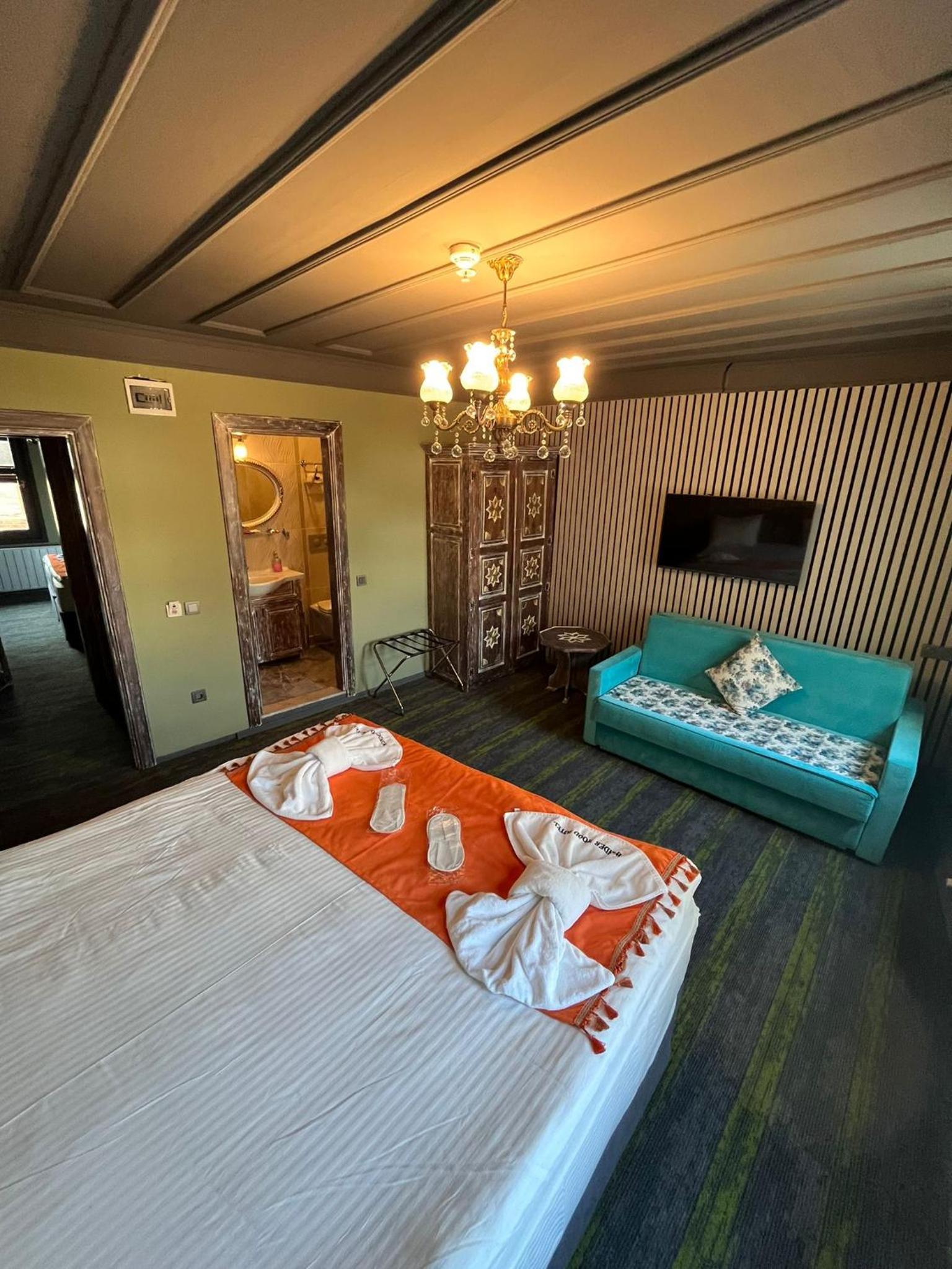 Deluxe Double Room (2 Adults + 1 Child) photo 3