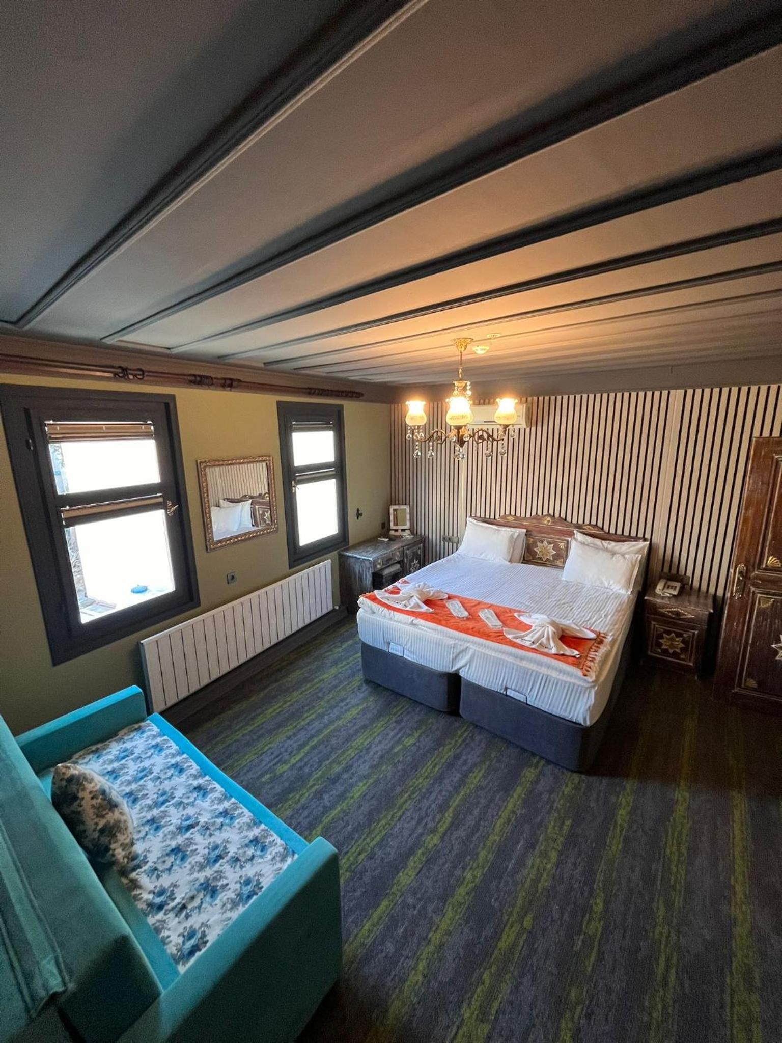 Deluxe Double Room (2 Adults + 1 Child) photo 1