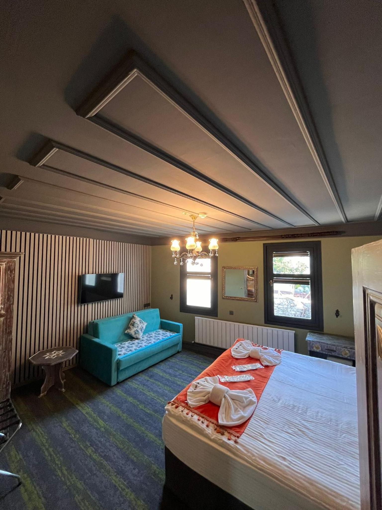Deluxe Double Room (2 Adults + 1 Child) photo 2