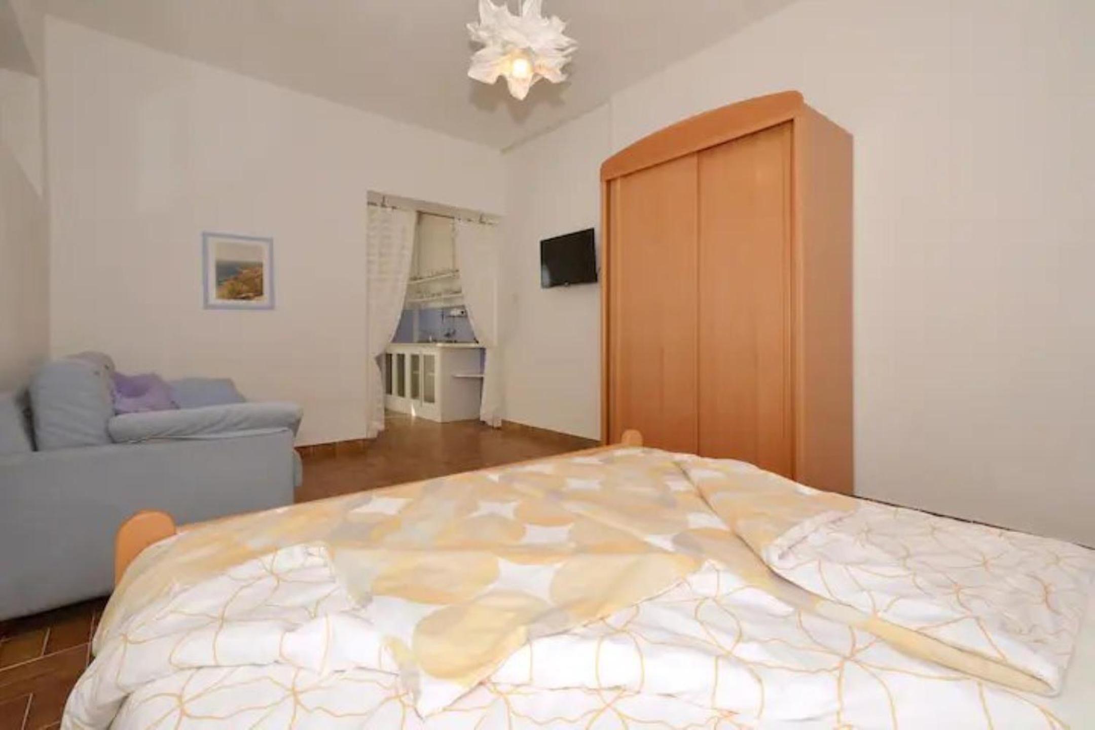 One-Bedroom Apartment photo 2