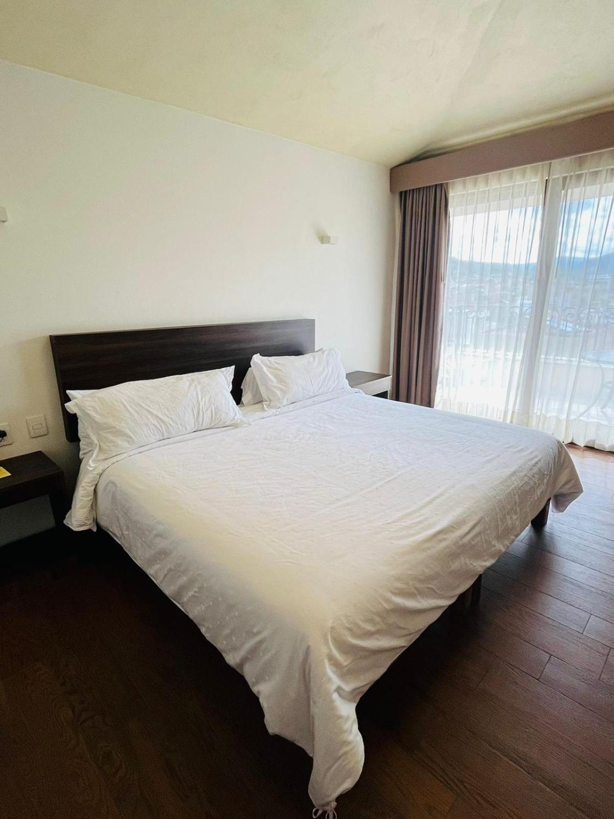 Standard King Room photo 3