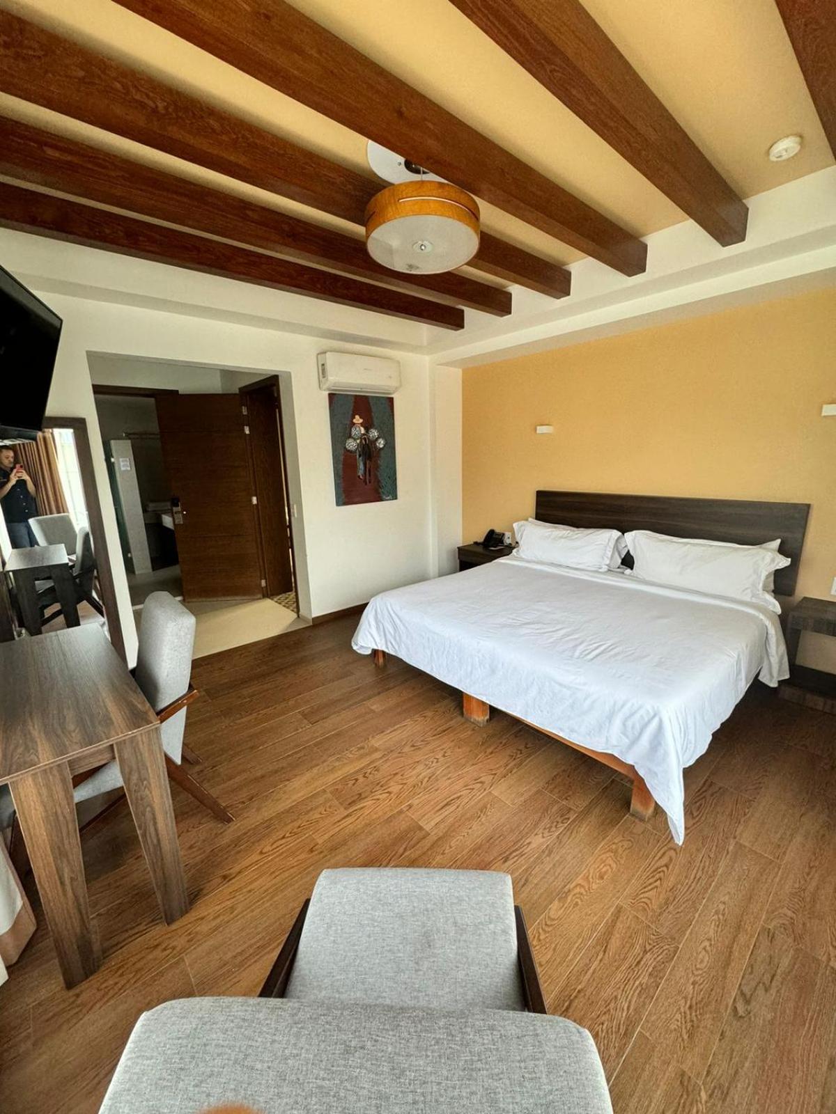 Standard King Room photo 2