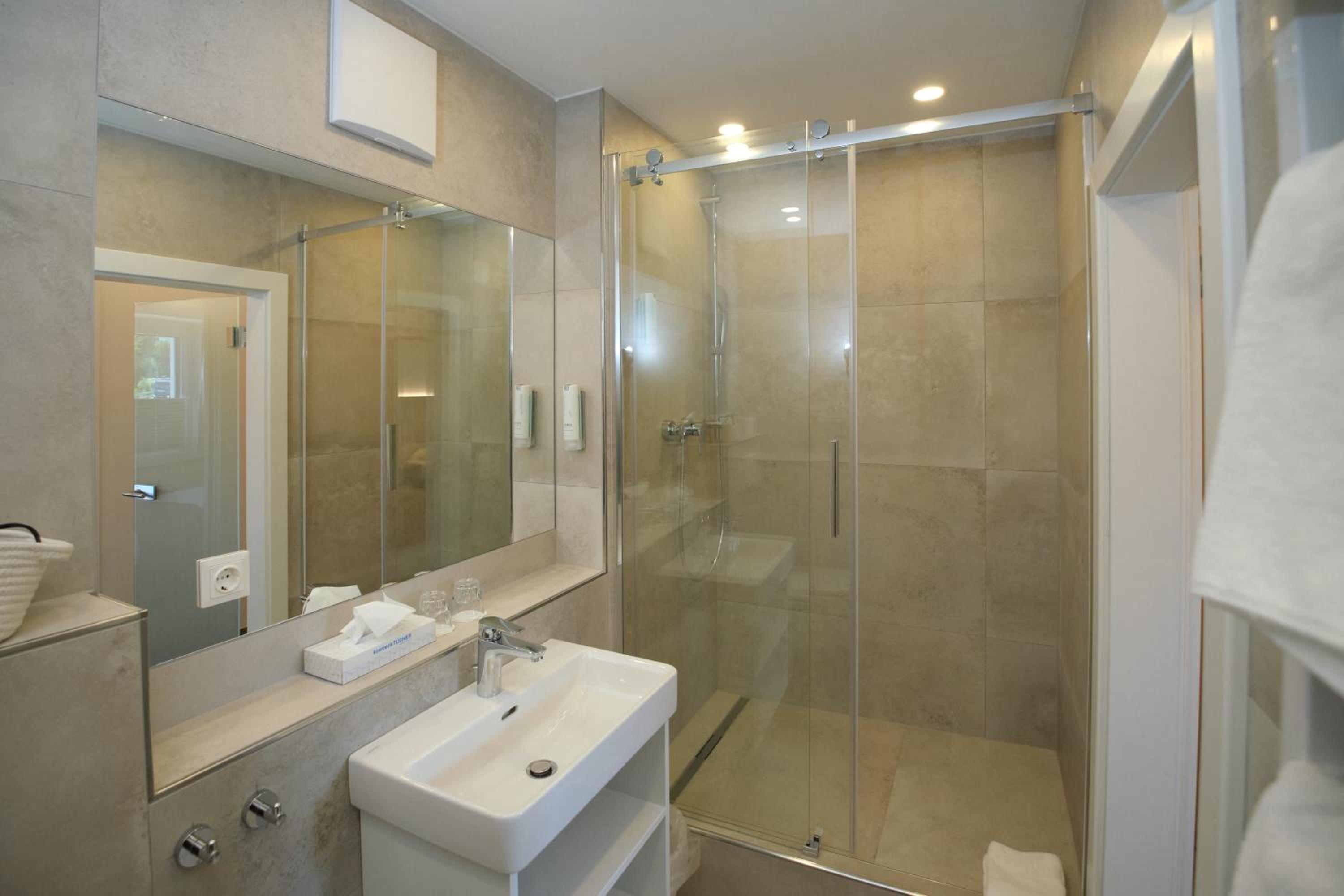 Family Room with 2 Bedrooms - Photo 4