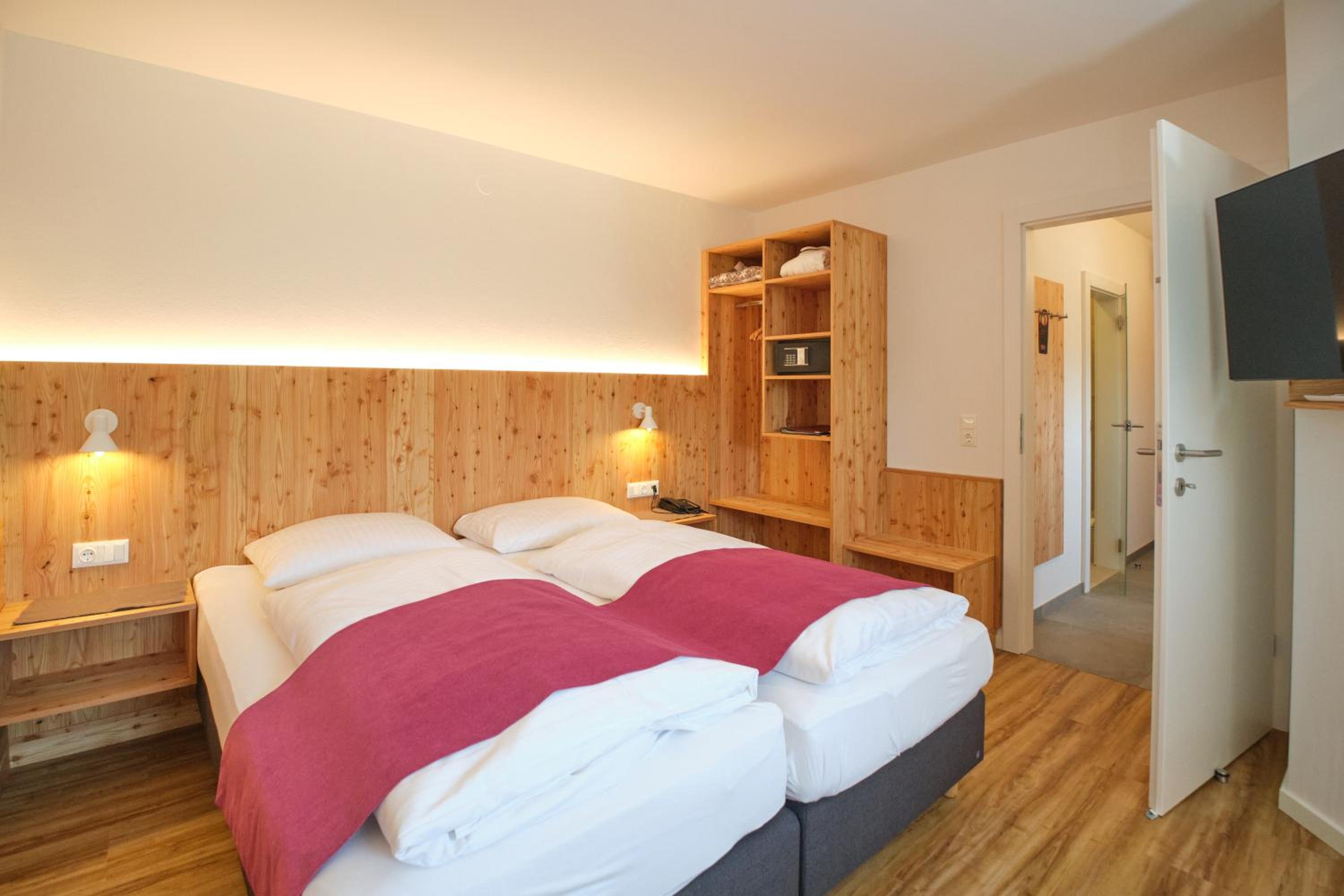 Family Room with 2 Bedrooms - Photo 3