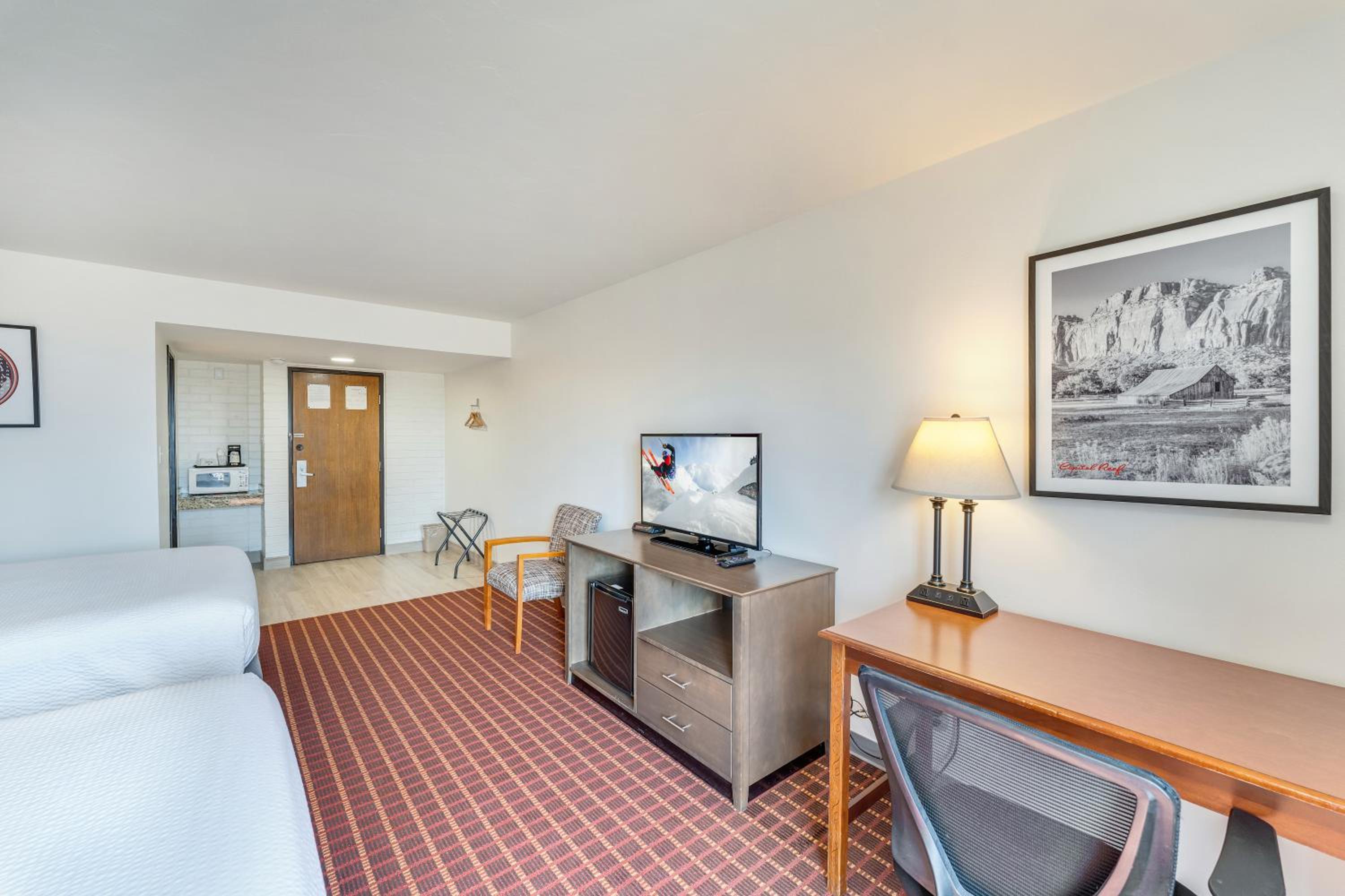 Queen Room with Two Queen Beds - Non-Smoking - Photo 1