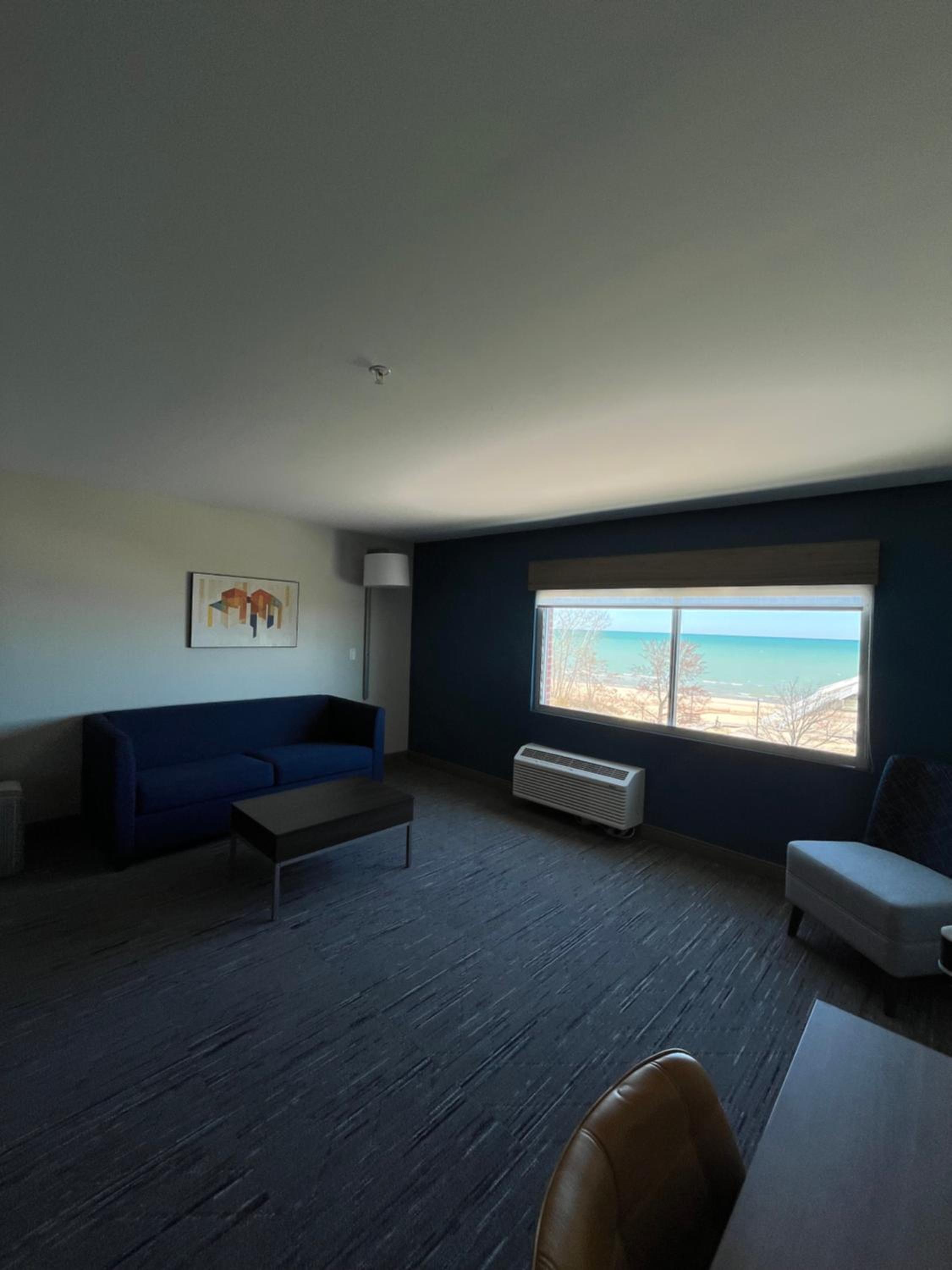 King Suite with Single Sofa Bed - Photo 2
