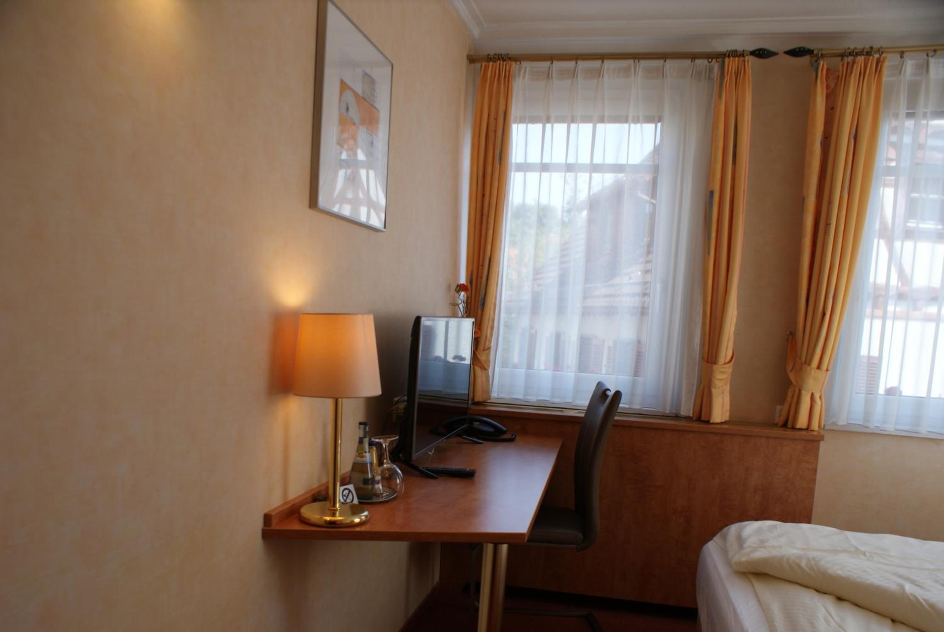 Standard Single Room - Photo 7
