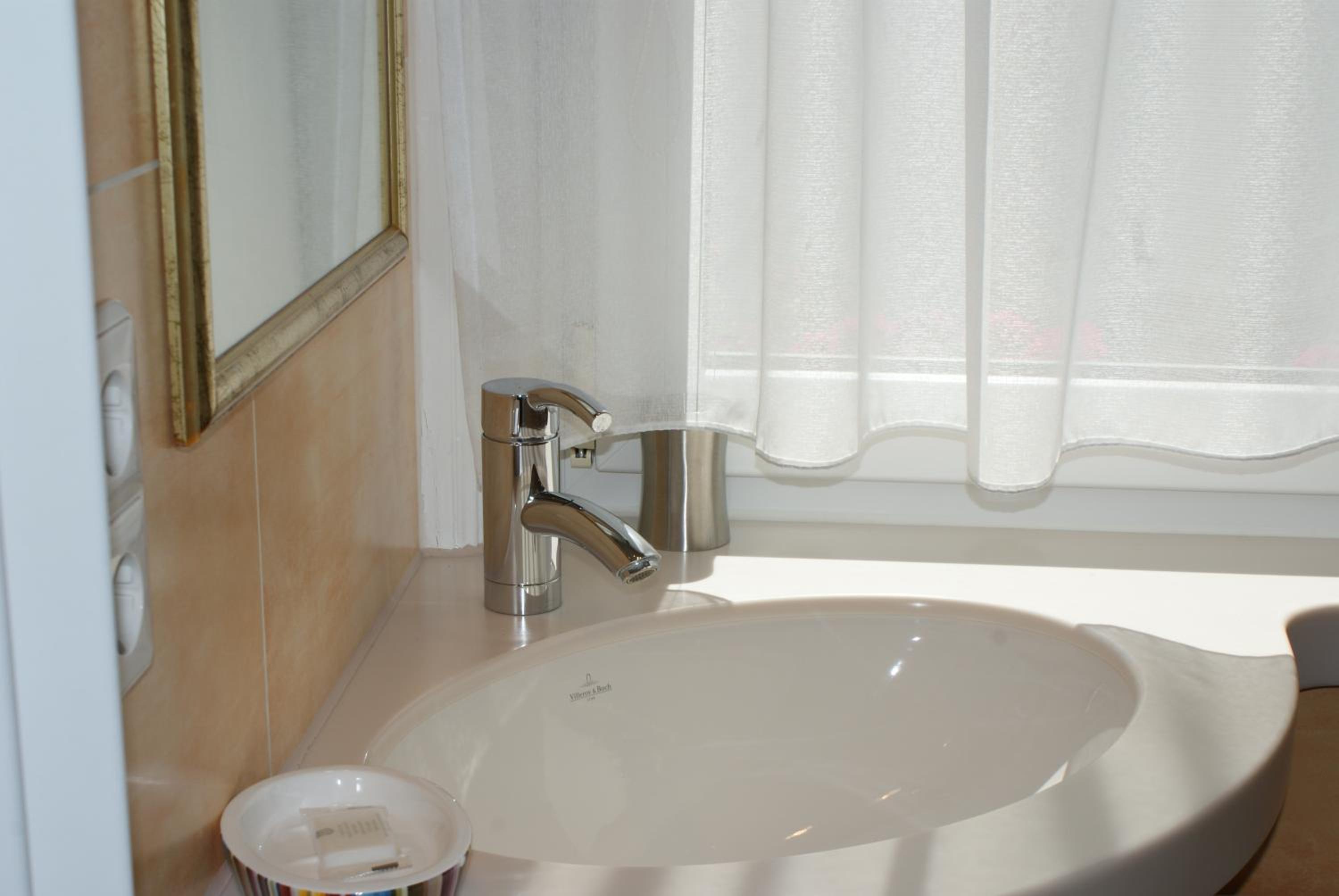 Standard Single Room - Photo 8