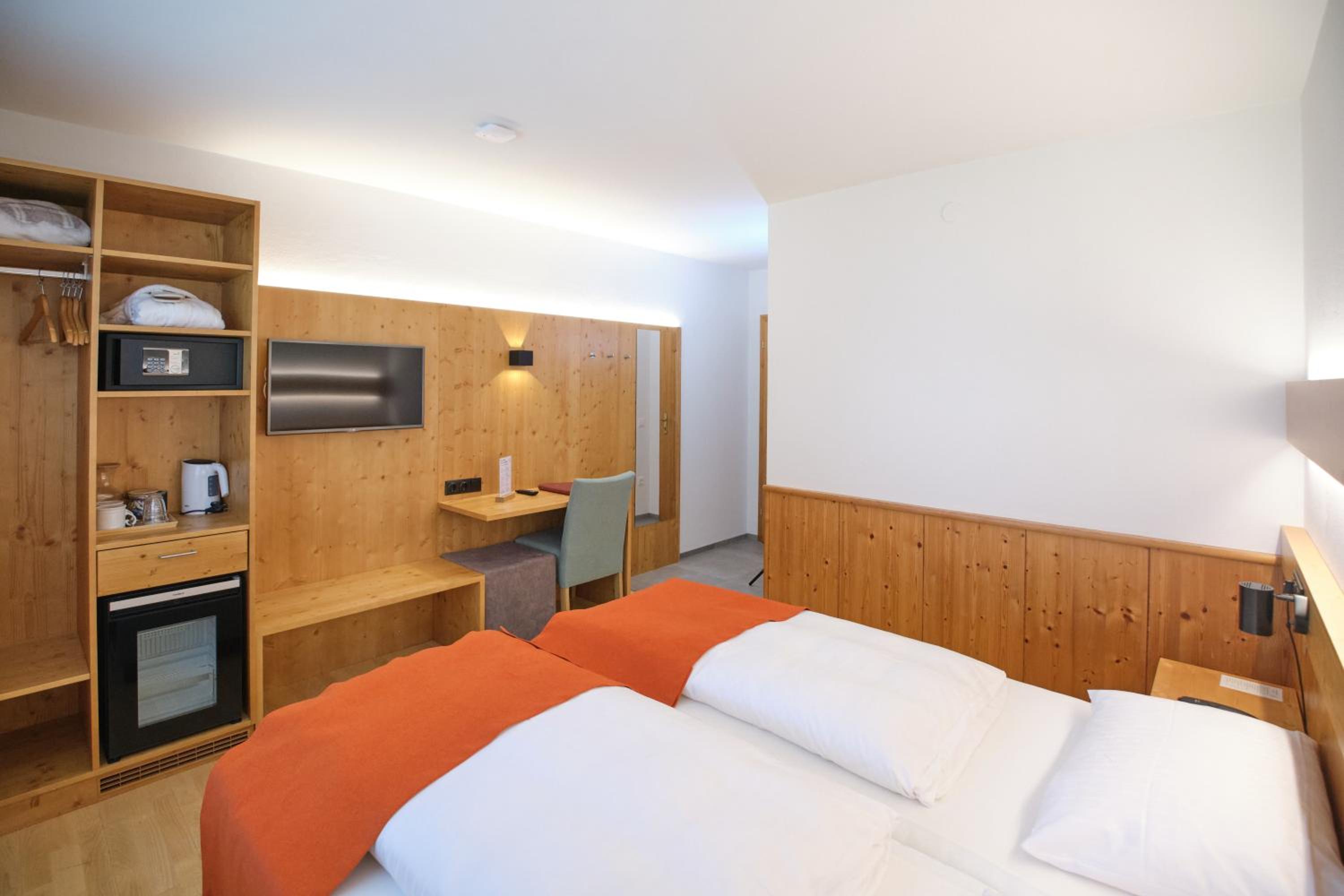 Double or Twin Room with Garden View - Photo 6