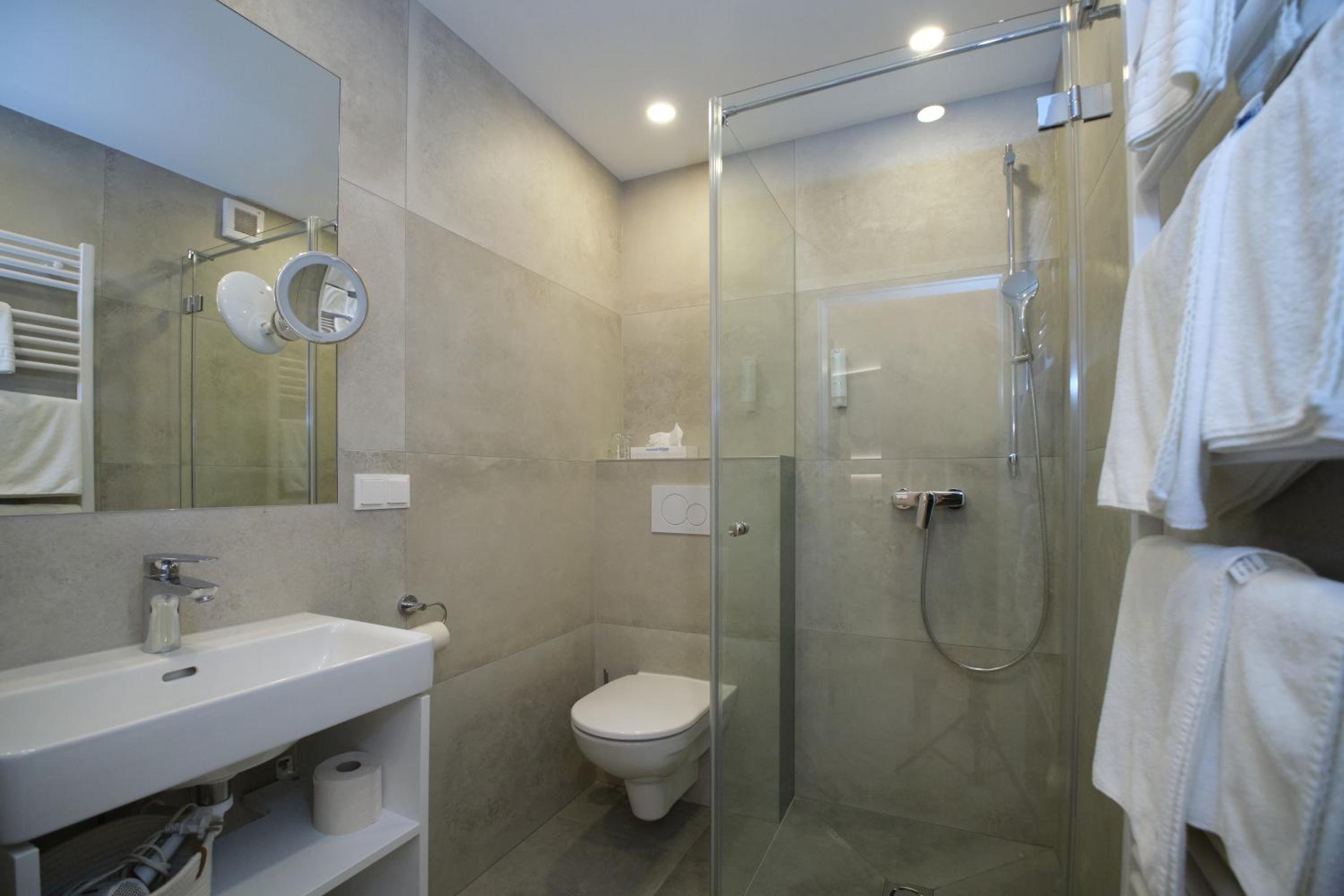 Double or Twin Room with Garden View - Photo 8