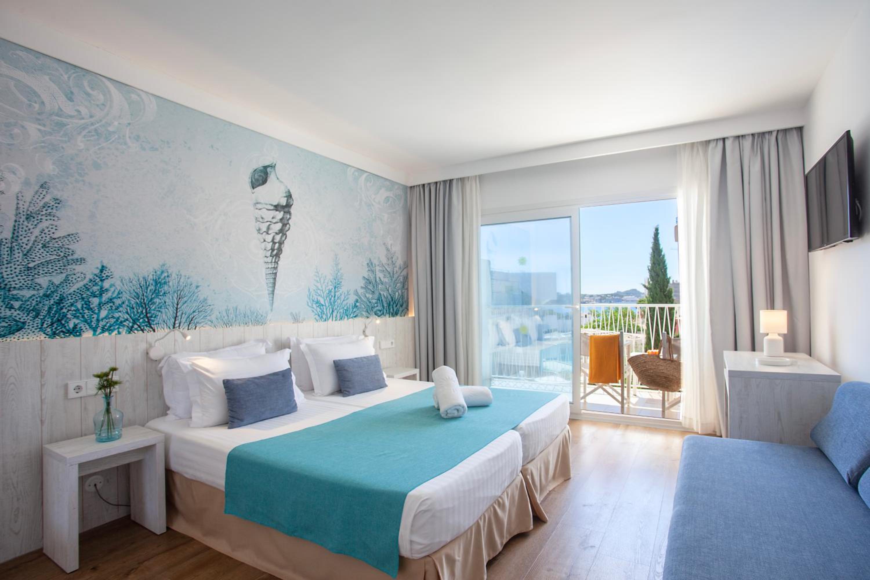 Superior Twin Room with Sea View thumbnail 6