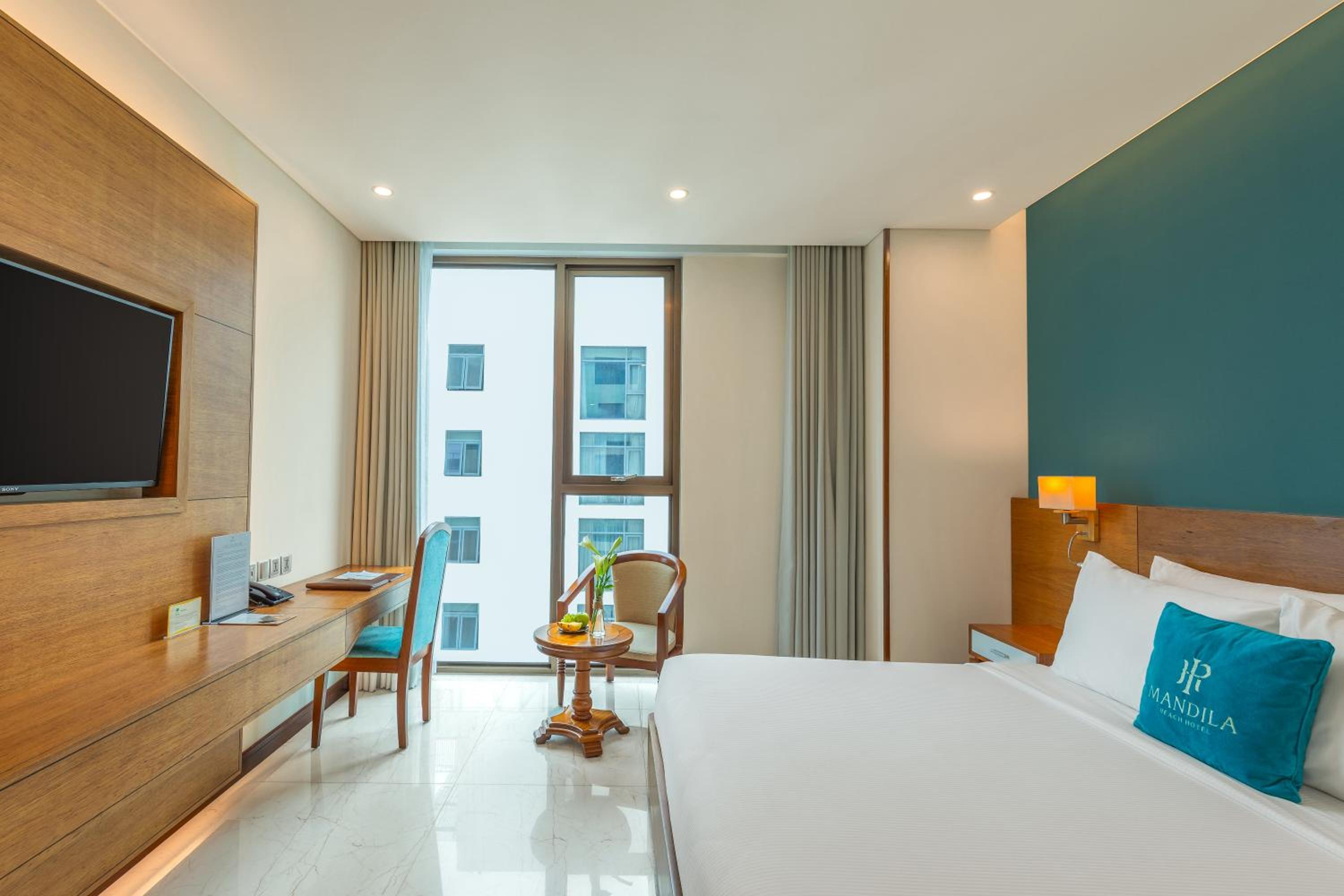 Deluxe King Room with Partial Ocean View photo 2