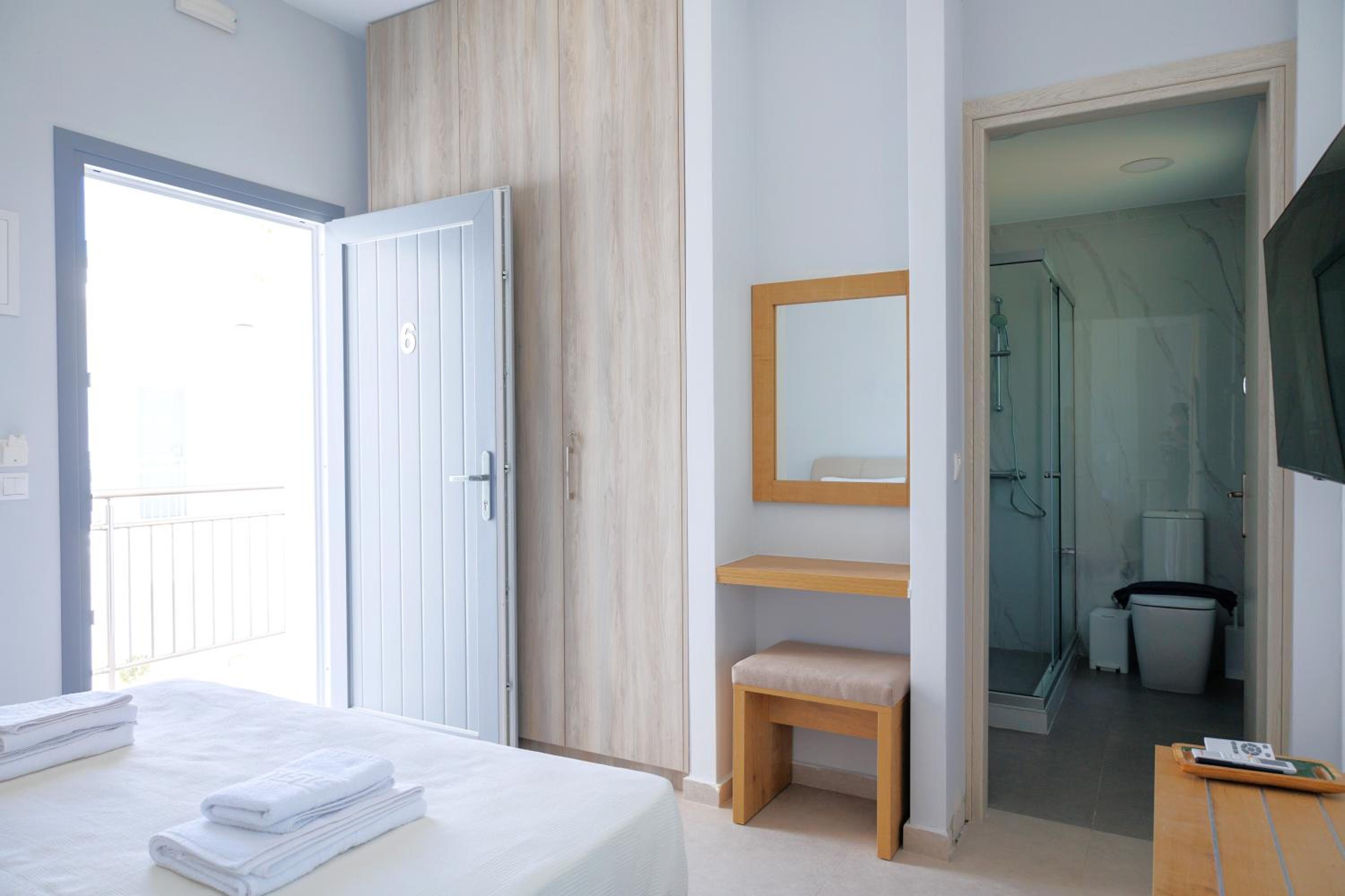 Double Room with Partial Sea View photo 3