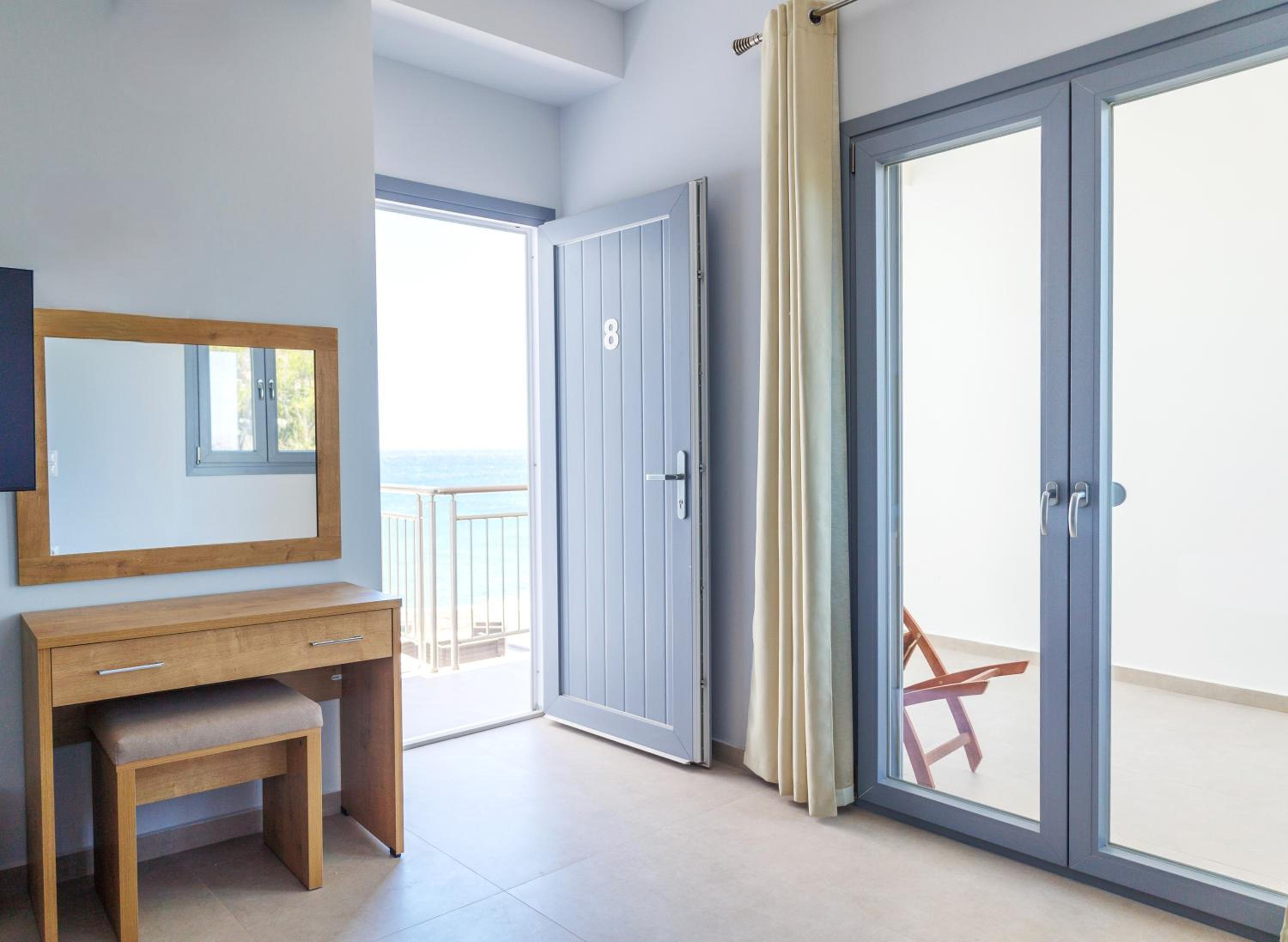 Double Room with Balcony and Partial Sea View photo 2