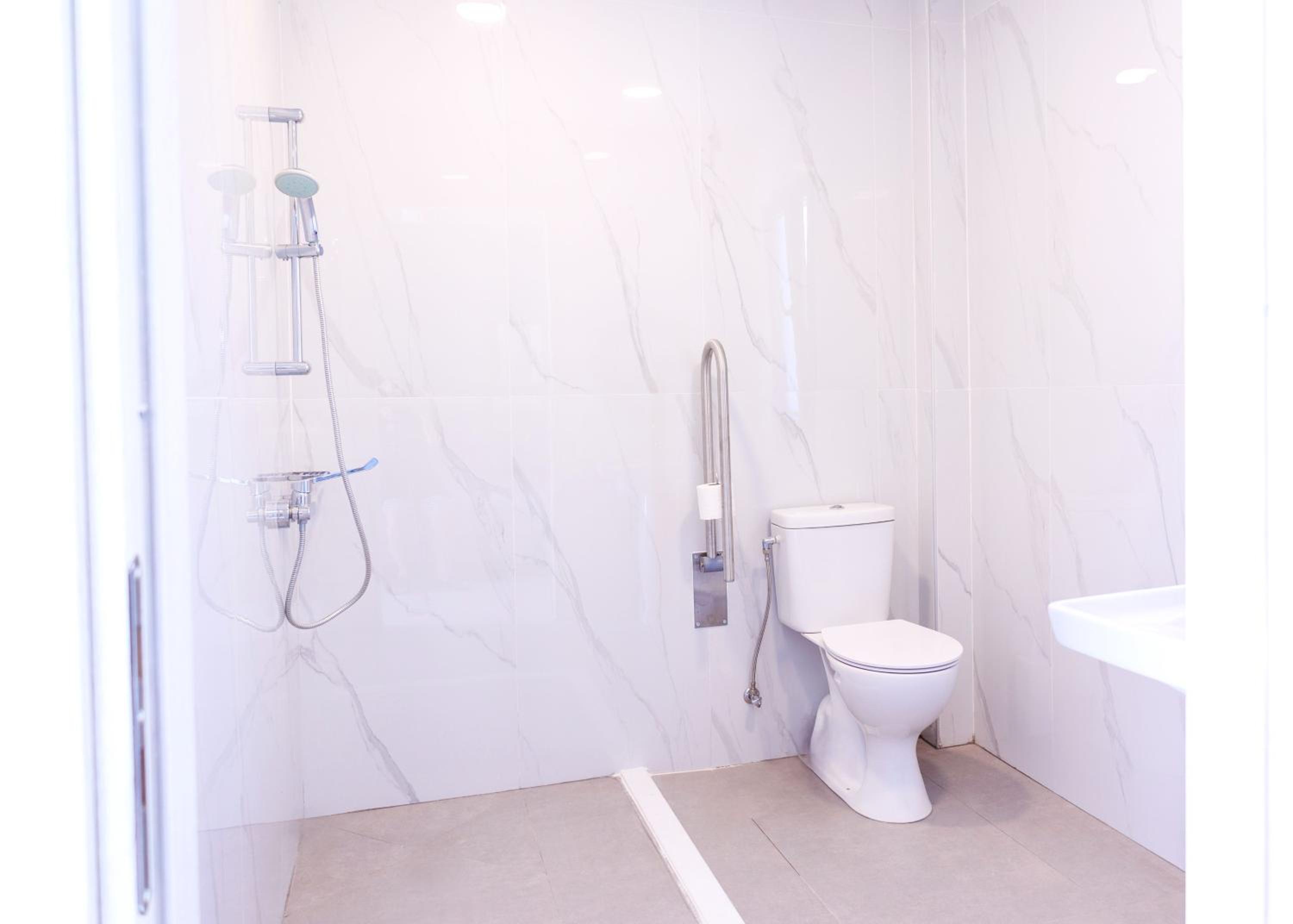 King Room with Roll-In Shower and Partial Sea View photo 2