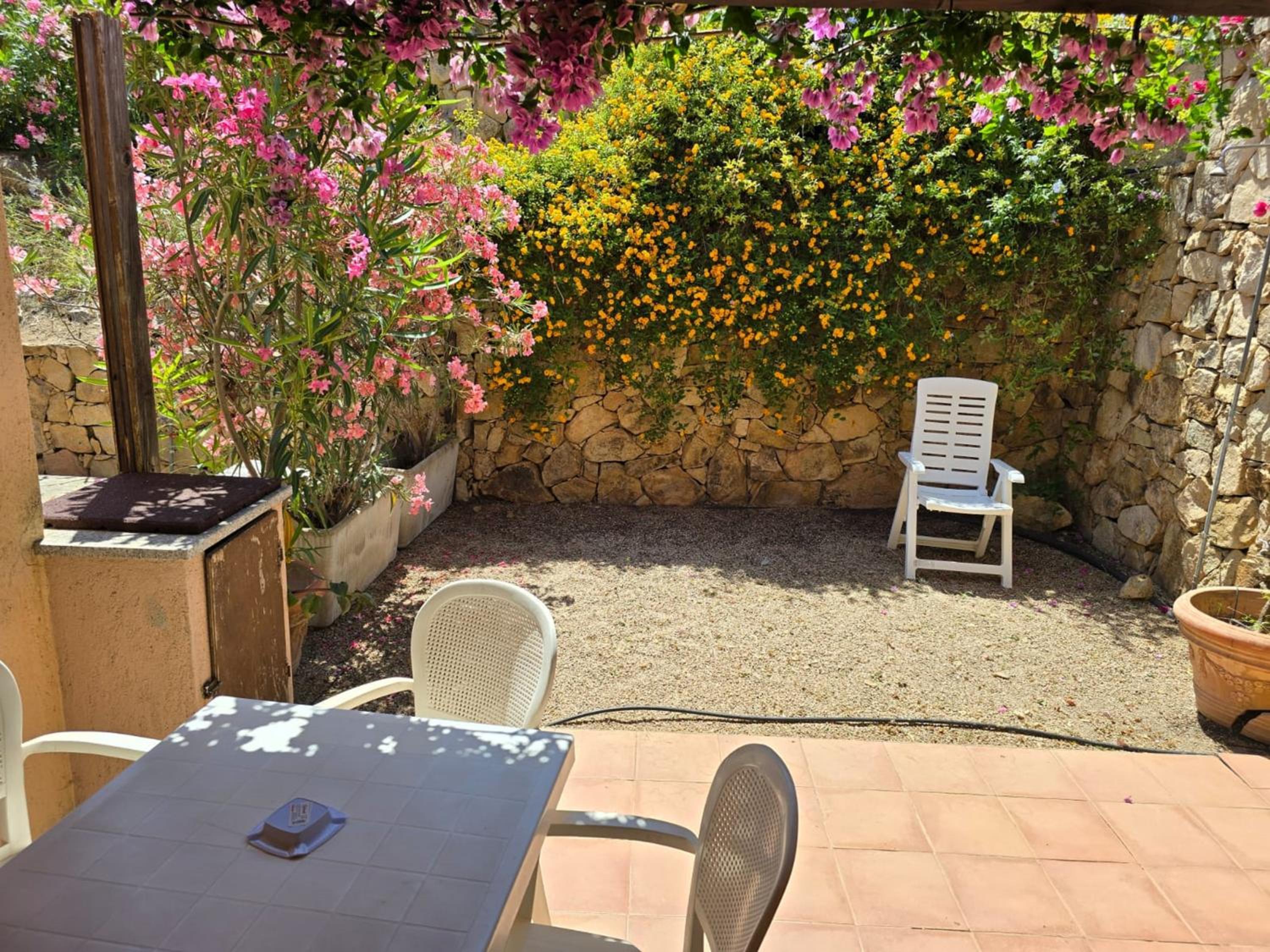 Double Room with Patio - Photo 6