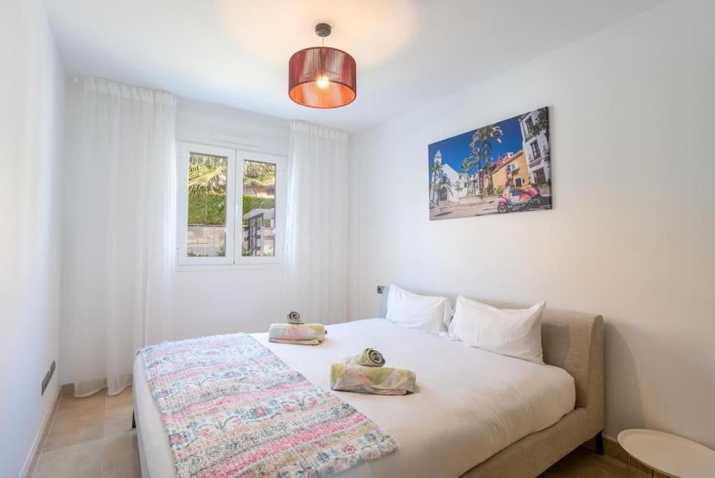 Apartamento de Dos Dormitorios con Vista a la Piscina