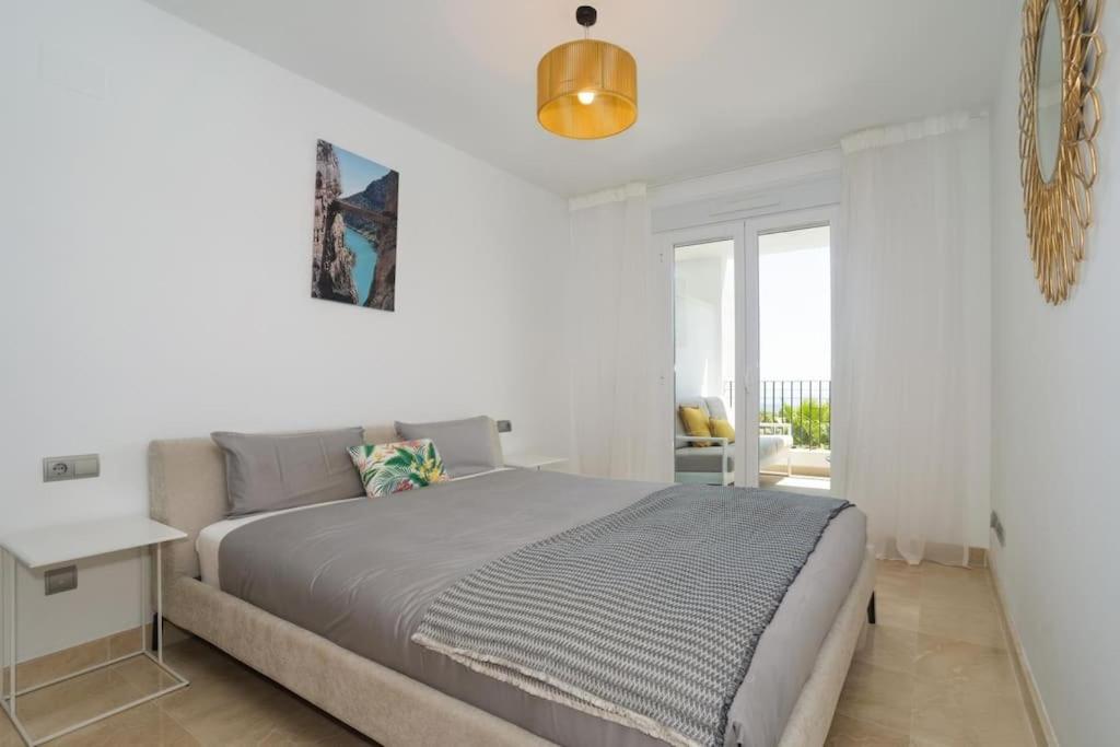 Two-Bedroom Apartment with Pool View photo 3