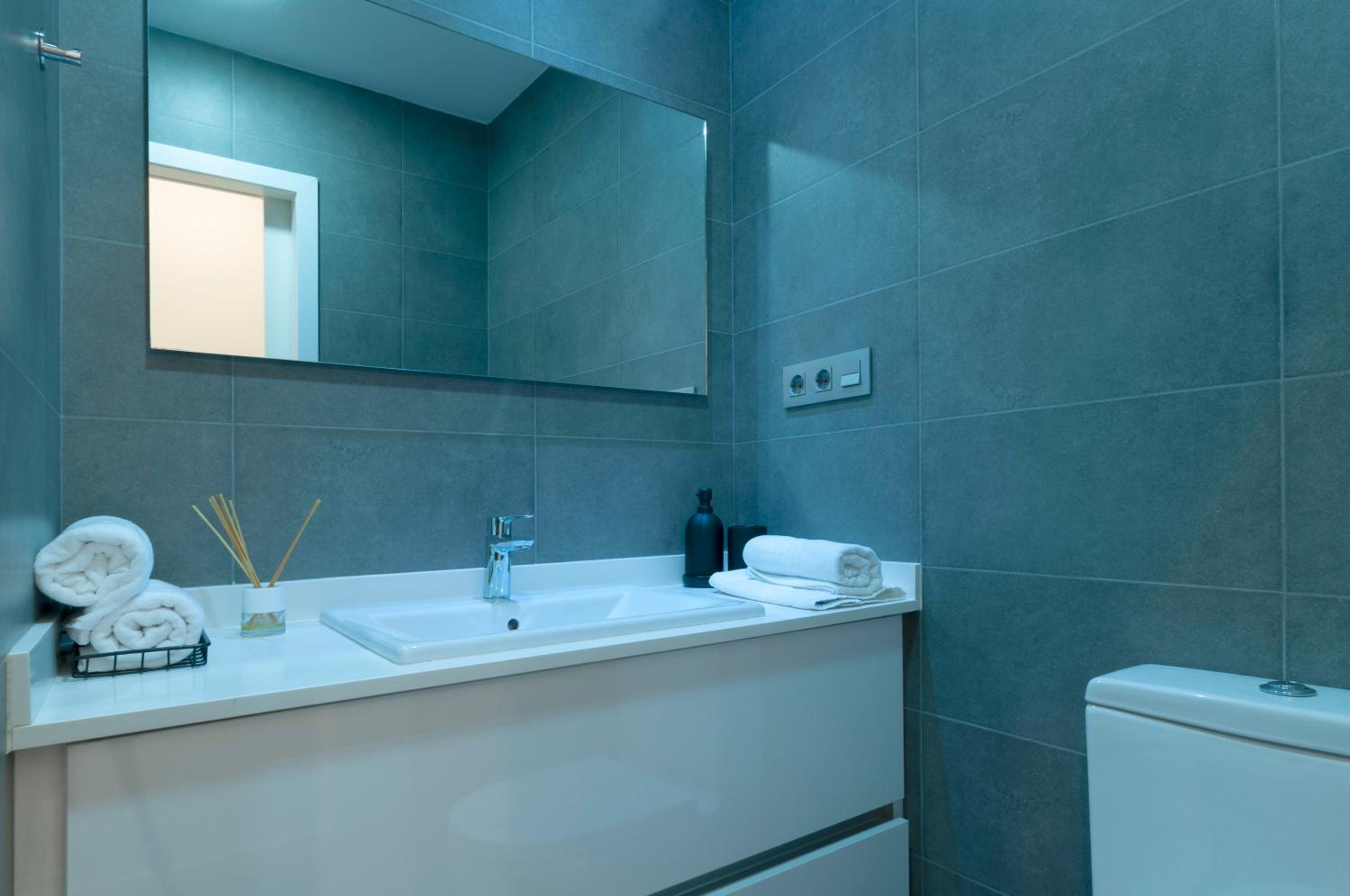Three-Bedroom Apartment with Balcony photo 3