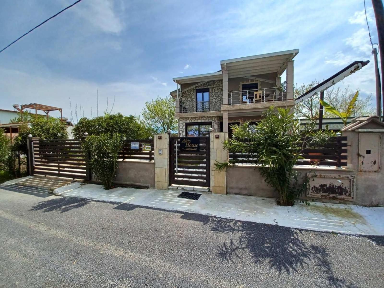 Three-Bedroom House photo 2