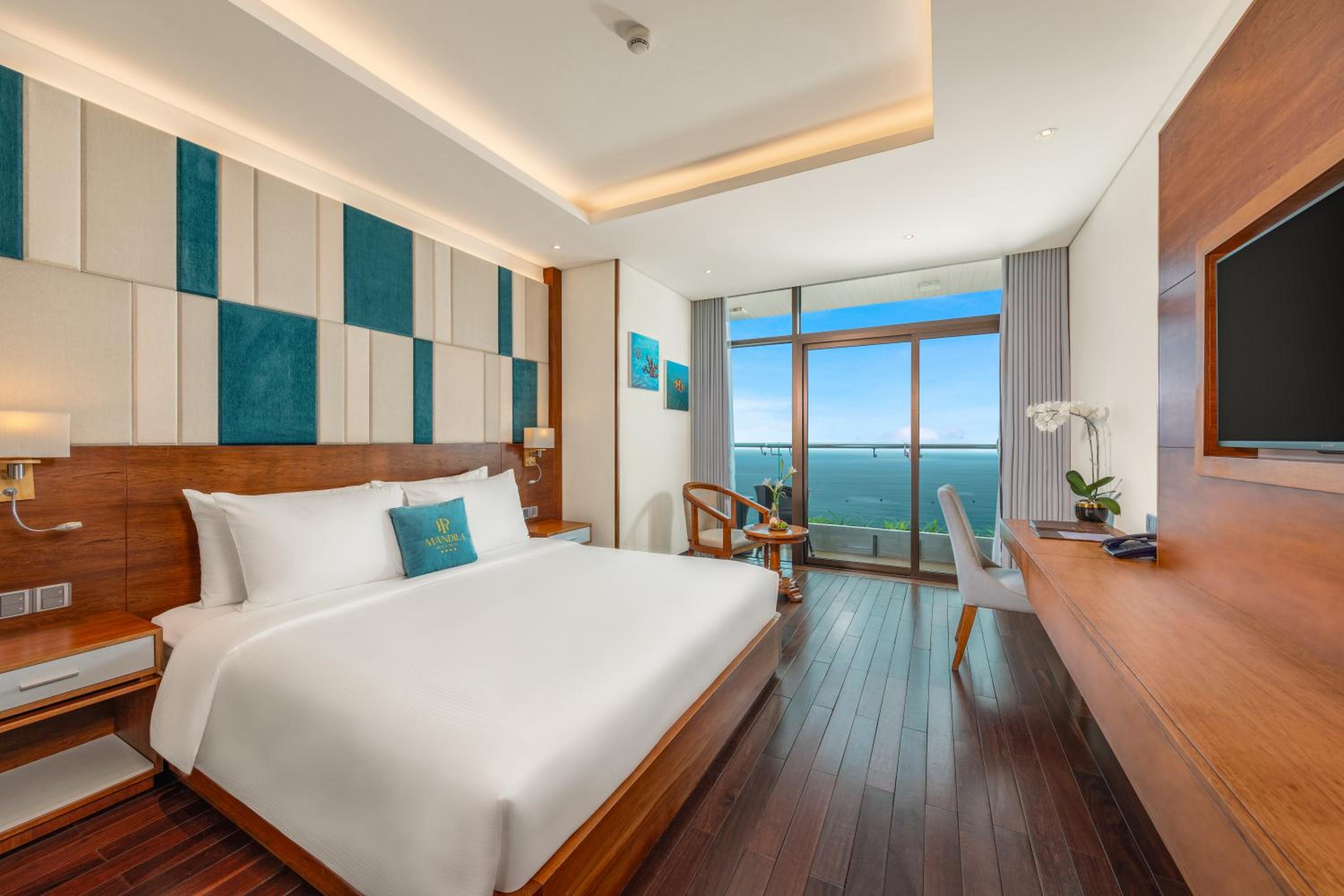 Ocean Front Deluxe King with Balcony photo 1