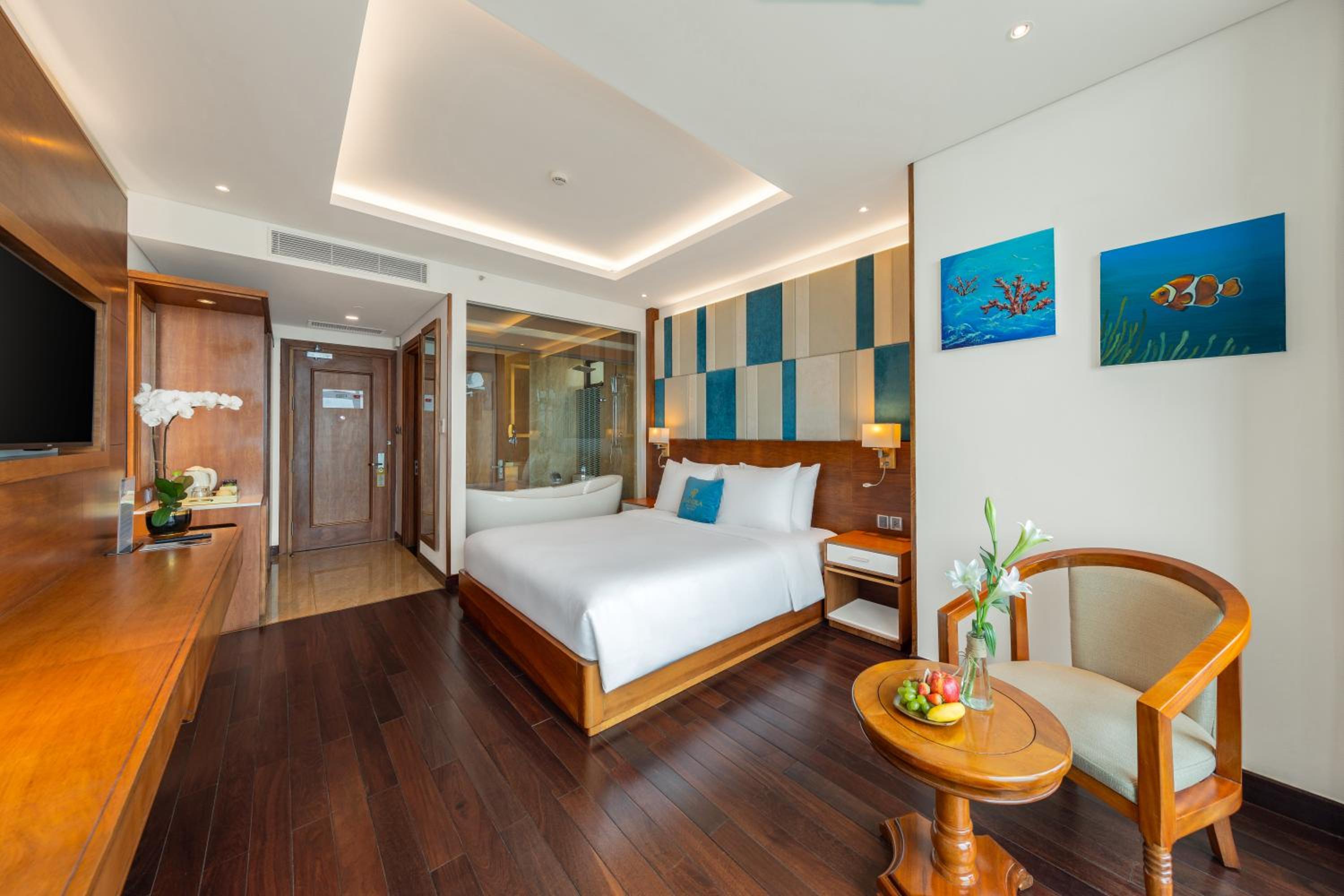 Ocean Front Deluxe King with Balcony photo 2