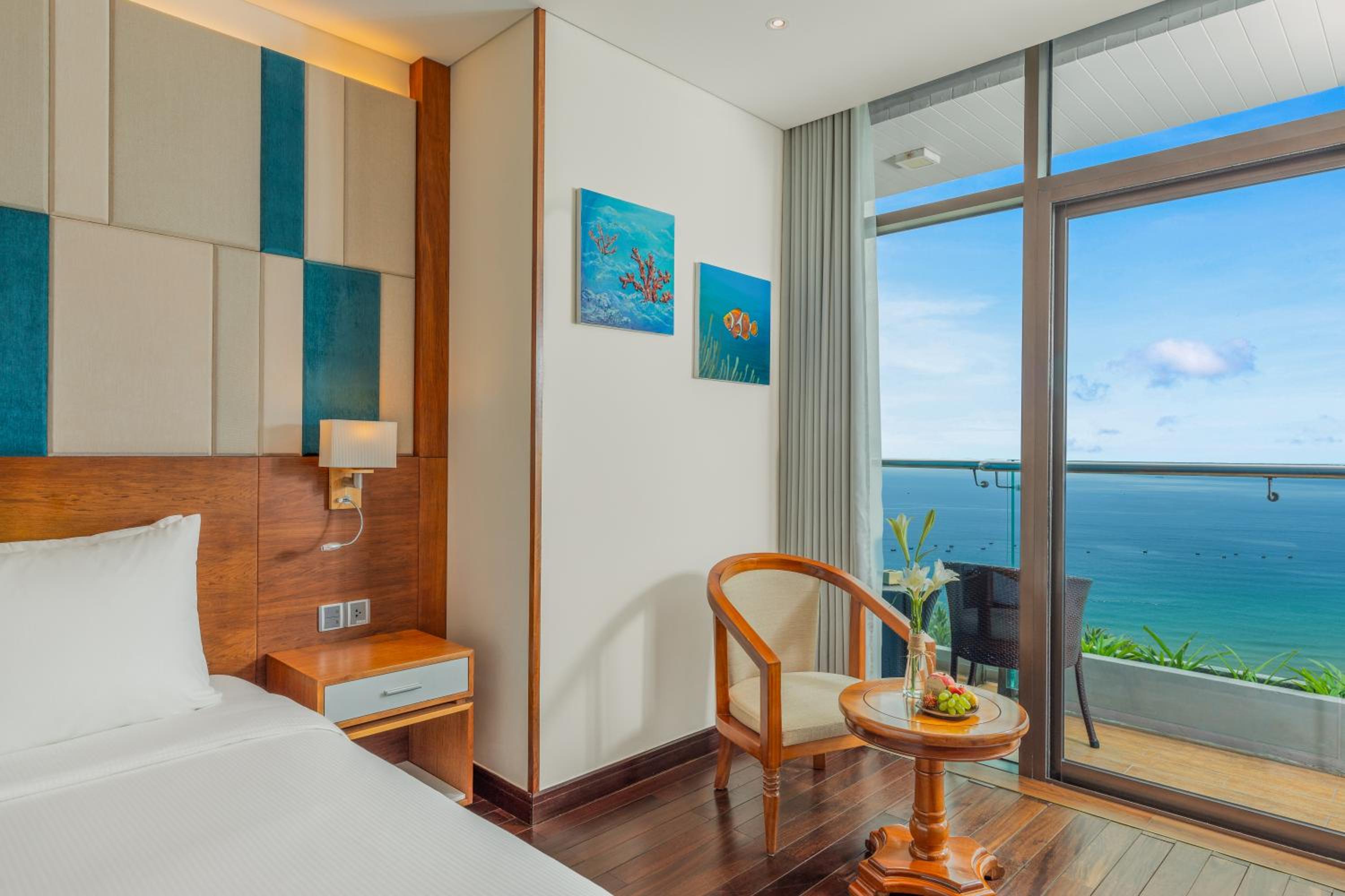 Ocean Front Deluxe King with Balcony photo 3