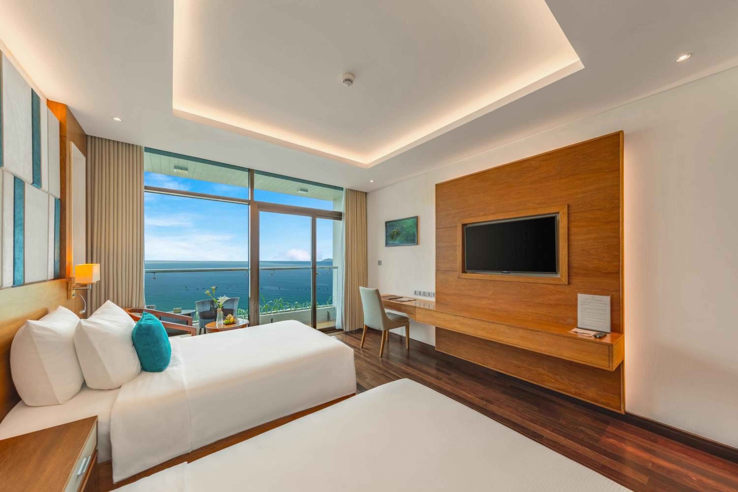 Ocean Front Deluxe Twin with Balcony photo 2