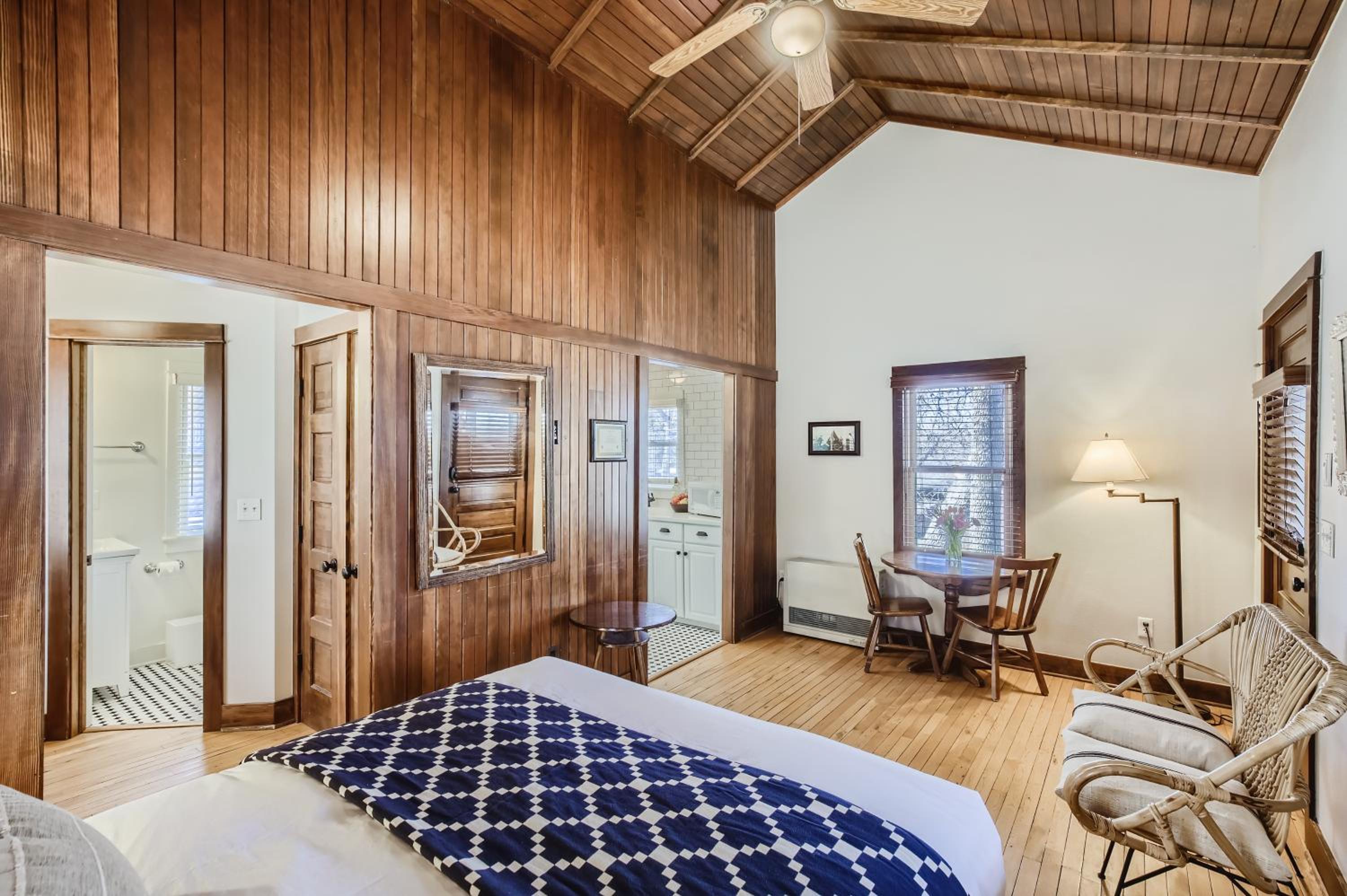 Queen Suite with Full Kitchen