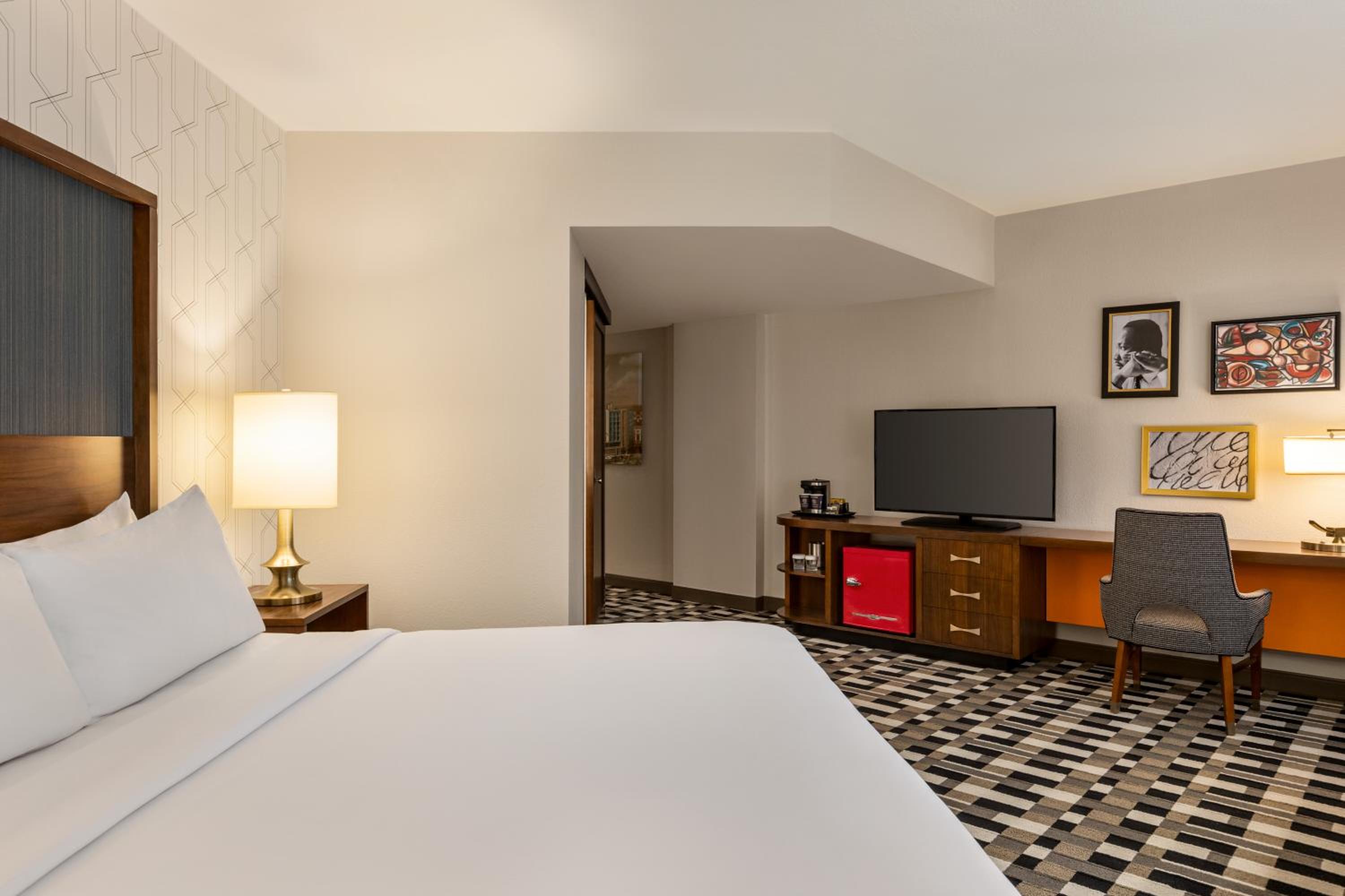 Junior King Suite with Large Living Area - Photo 13